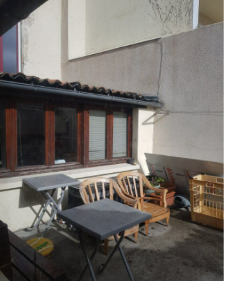 Boulangerie Wypych à PARTHENAY. Vente murs commerciaux, fond de commerce plus habitation

A vendre Boulangerie Wypych , immeuble au centre ville de Parthenay, très bien situé. Vous trouverez au rez-de-chaussée une surface de 130m2 qui se compose d'un point de vente avec un four à bois, d'une arrière-cuisine, d'un grand laboratoire de 53m2, d'un vestiaire avec douche et toilettes. Une courette. Grand espace de stockage de plus de 60m2 au-dessus su laboratoire. Au 1er étage grande pièce de vie de 30m2,belle hauteur sous plafond, une cuisine à aménager de 16m2; possibilité d'ouvrir les 2 espaces pour avoir une pièce de vie de 46m2. Au 2ème étage 2 grandes chambres de 15m2, une autre de 11m2, une salle de bain rénovée. Double vitrage, toiture en parfait état. Le tout sur une surface totale de 108m2. Vente de l'ensemble mais possibilité d'acquérir uniquement le fond de commerce à discuter. TOUS les équipements restent pour reprendre l'activité ( fours, frigo, chambre froide, matériels, vitrine, four à bois, vidéo-surveillance....) Beau bien à saisir et à visiter.