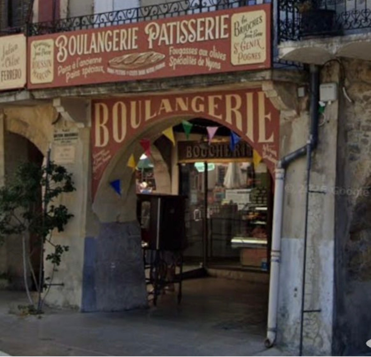 Boulangerie pâtisserie au cœur du centre historique de nyons profitant de l'affluence généré par le marché du jeudi et l'été le marché provencal du dimanche.
Loyer attractif 
Vente cause retraite