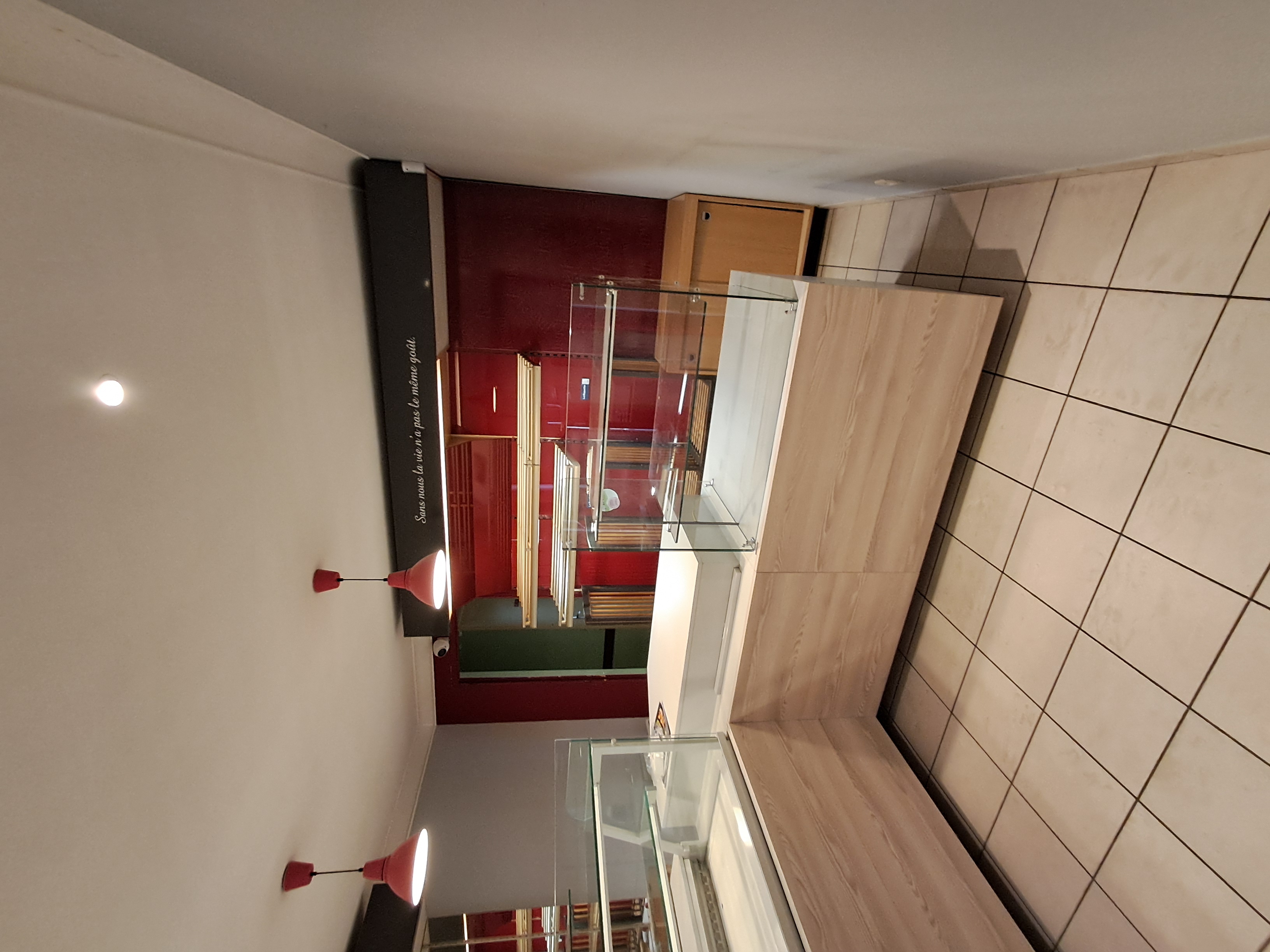 Cause santé,
à vendre fond de commerce boulangerie pâtisserie
dans une commune de 2000 habitants, avec plusieurs commerces de proximité. Axe routier passant.
Façade et magasin refait en 2016. Four Bi-énergie (fioul et électrique) de 2017.
Matériels récent et entretenus.  Linéaire de vente et vitrine pâtisserie neuves.
Tout boutique. Fermé le lundi, samedi après midi et dimanche après midi.
5 à 6 semaines de congés par an. 
Boutique + fournil + labo pâtisserie + grenier + cave + cour extérieur.
Loyer = 1025 euros
Bail commerciale. 
Pas de salariés a reprendre. 
Snaking a développer. 

Plus d'infos sur demande. 

Pas de location gérance.