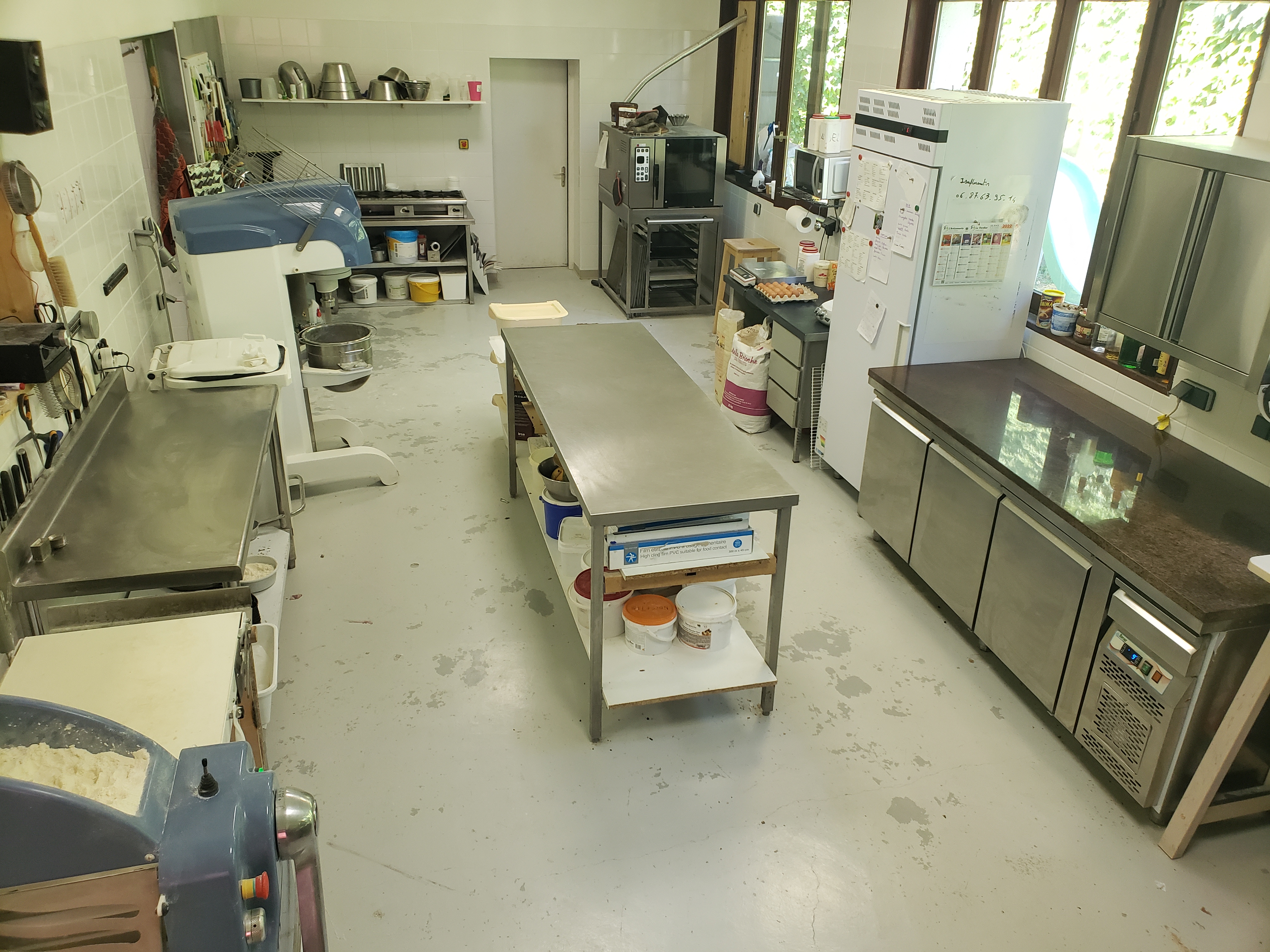 Créée il y a 9ans (matériel acheté neuf), local de 175m2 dont magasin de 30m2. Matériel entretenu. 
Entreprise ne demandant qu'à être développée, un fort potentiel s'offre à vous. 
Axe de développement possible en proposant notamment : 
-	une plus grande partie snacking
-	plus d’amplitude horaires ainsi que plus de jours d’ouvertures (par choix personnel, nous ouvrons principalement les fins de semaines)
-	tout le chiffre est sur la boutique, aucune livraison. Tournée a développer et en demande par les restaurateurs et collectivités alentours.
Un agréable magasin fonctionnel est en place avec 2 laboratoires spacieux. Il est très facile de stationner : parking privé + grand parking communal devant l' établissement ce qui ravit la clientèle fidèle.
La Boulangerie est située dans le village de Noirétable, en Loire, dans les Monts du Forez, avec un joli cadre de vie, plusieurs activité a proximité (stations de ski, plan d’eau, VTT, randonnées………) 
Village situé entre Clermont-Ferrand et Saint-Etienne.
Autoroute a 5min.

vente car nouveau projet professionnel.
CA 2023 : 145 666€
CA 2024 : 178 835€
CA 2025 : en court

(enseigne a venir prochainement, nous venons de refaire la façade)