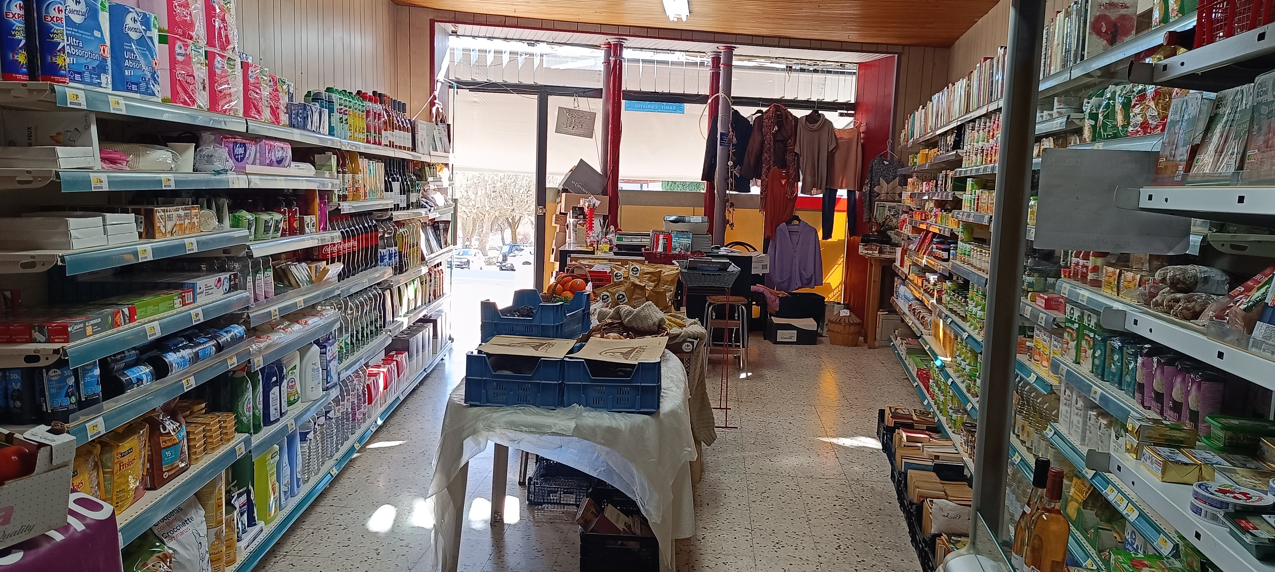 À VENDRE - FONDS DE COMMERCE 
—----------------------------------------
9 PLACE JOSEPH COMTÉ 30430 BARJAC

Épicerie « VIVAL » située en plein coeur du village de Barjac. Emplacement idéal pour fidéliser aussi bien une clientèle locale que touristique, notamment en période estivale

Épicerie Familiale et de village depuis 1966
Recettes régulières
Surface de vente de 56m² + Cave et Chambre Froide 
40 000 €

Fonds de commerce à vendre en prévision d’un départ à la retraite au printemps 2026.

Visites possibles dès maintenant en me contactant par téléphone au 0466245080 ou au 0475882403 ou en venant en discuter directement sur place à l’adresse suivante 9 Place Joseph Comté 30430 Barjac.