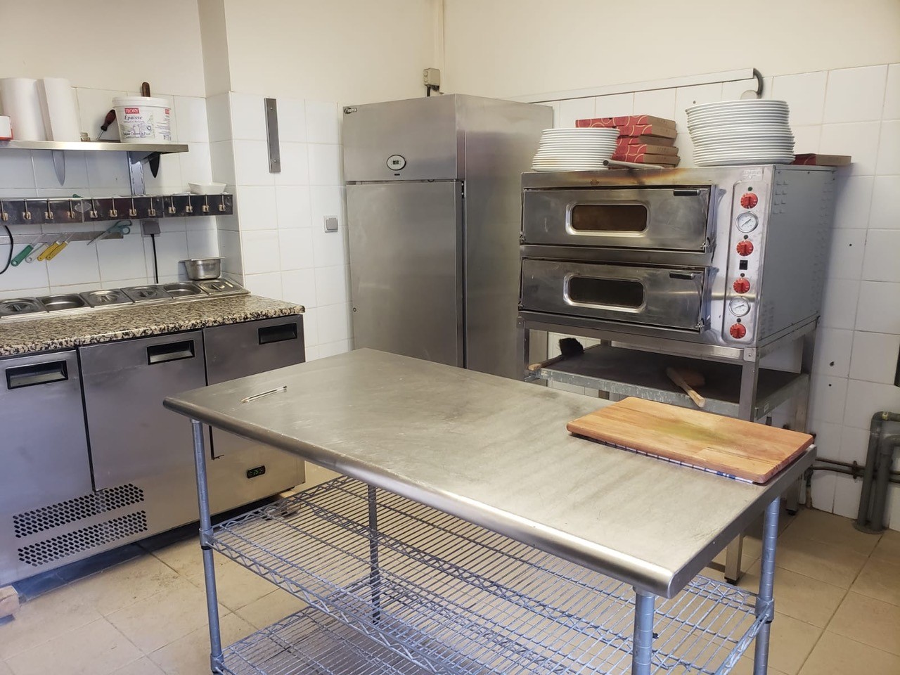 Situé dans un charmant village dynamique de la vallée de la Claise, fonds de commerce de pizzeria – bar apprécié de la clientèle locale et touristique.

L’établissement dispose d’un cadre chaleureux et fonctionnel :

- 25 couverts en salle + 14 places au bar
- 50 places en terrasse + cour permettant des couverts supplémentaires
- Matériel récent, aucun investissement à prévoir
- Loyer : 950 € / mois

Clientèle fidélisée de locaux et touristes. Ouverture actuelle 4 jours par semaine, midi et soir (fermeture dimanche, lundi et mardi).

Profil idéal : couple ou professionnel(le)s de la restauration souhaitant reprendre une affaire clé en main avec potentiel de développement.

Atouts :

- Outil de travail immédiatement opérationnel
- Clientèle établie et régulière
- Emplacement attractif sur la place du village, à proximité d’un centre médical et des écoles
- Equilibre vie pro / vie perso
- Possibilité de développement du CA en augmentant l’amplitude horaire

CA 2024 190k€ / Résultat net 65k€ / EBE 65k€ (actuellement en entreprise individuelle donc rémunération du dirigeant non déduite).

Prix de cession du fonds de commerce : 40 000 €