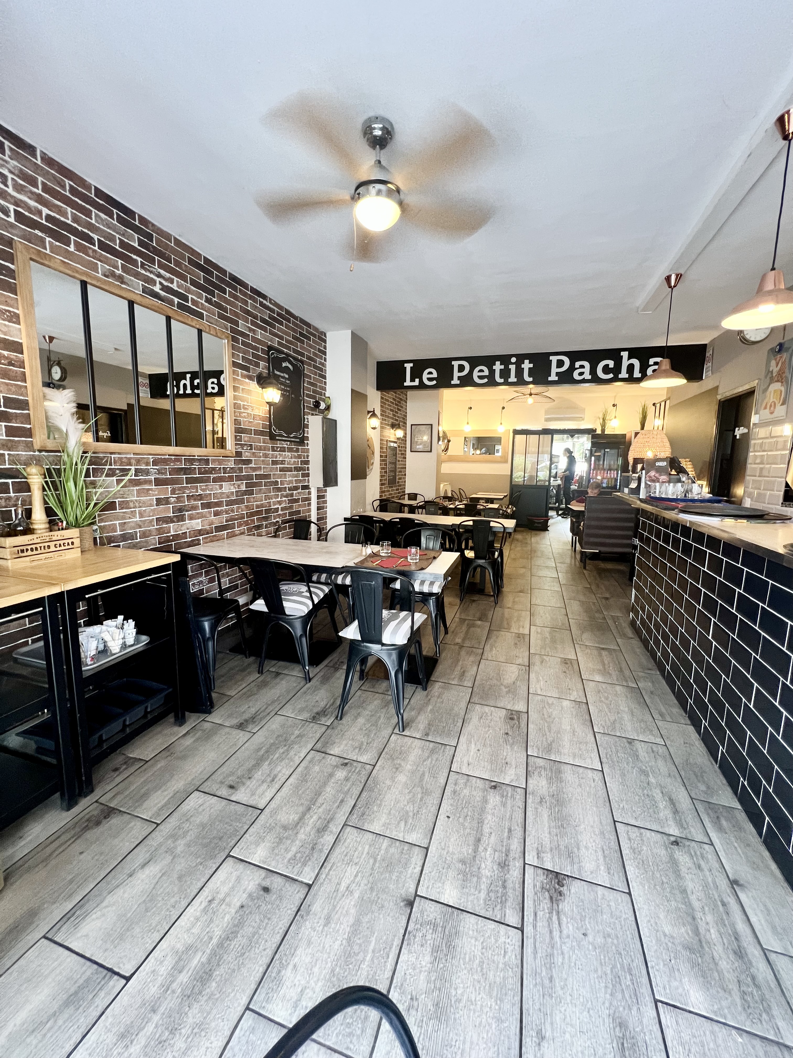📍 Cagnes-sur-Mer – Proche Hippodrome  Belle affaire à saisir dans un emplacement stratégique, à deux pas de l’hippodrome, dans un secteur dynamique et recherché.  Ce restaurant traditionnel / brasserie de 77 m² avec terrasse privative est prêt à exploiter, sans travaux à prévoir.  🔹 Exploitation actuelle : • Service le midi uniquement en hiver • Midi et soir en haute saison ➡️ Possibilité de développer davantage selon le projet  🔸 Surface : 77 m² 🔸 Terrasse privative 🔸 Extraction et hotte neuves (sur toiture de la copropriété) 🔸 Cuisine professionnelle équipée 🔸 Climatisation réversible 🔸 Vendu sans licence (possibilité d’en acquérir une) 🔸 Clientèle fidèle – local et touristique 🔸 Idéal pour un couple de restaurateurs  💰 Prix de vente : 180 000 € 📄 Loyer mensuel : 1 311 € HT