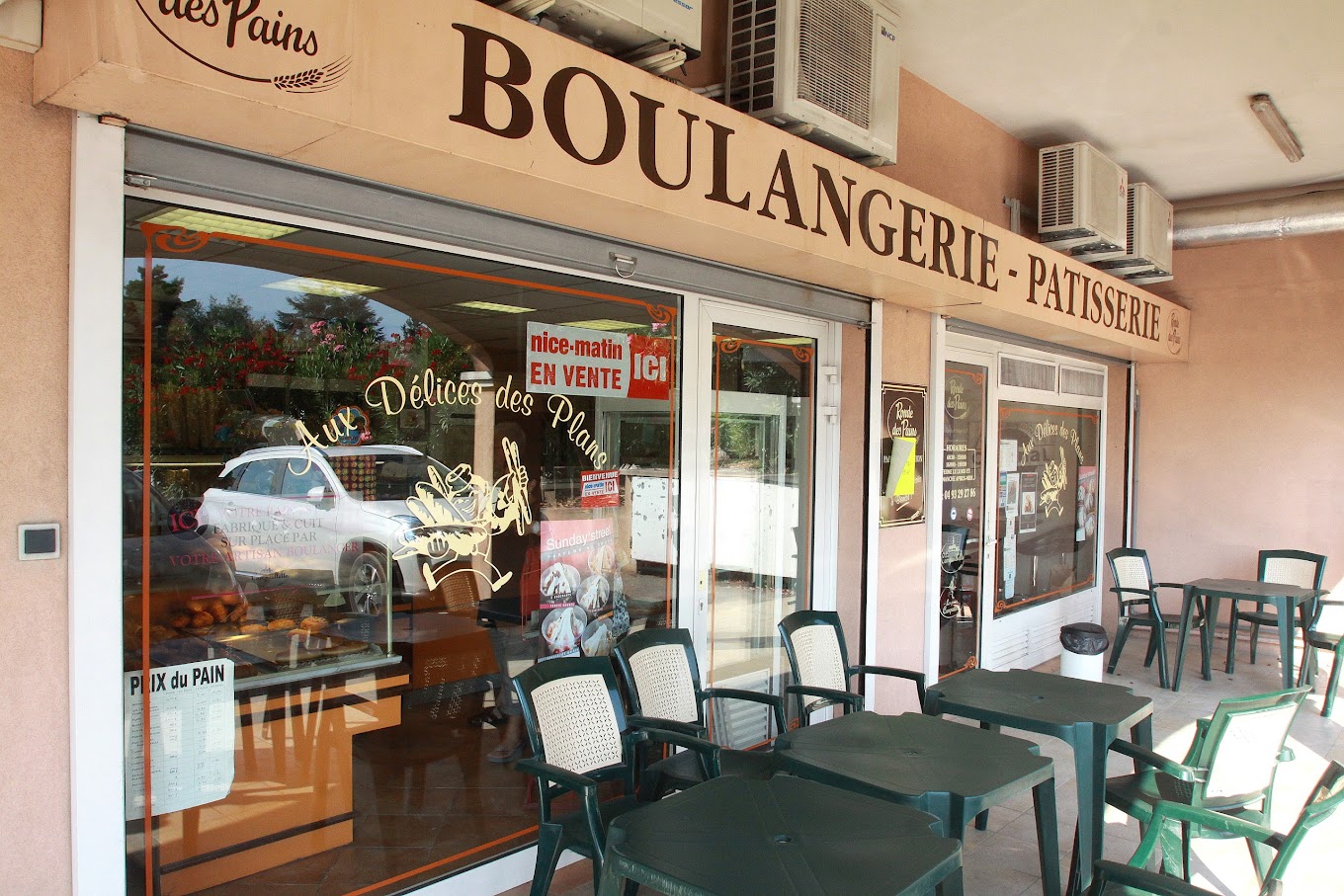 A vendre boulangerie dans l'arrière pays Niçois, à 30min de Nice et à 1h des montagnes du Mercantour. Située dans un secteur résidentiel, grand parking client à proximité, la boulangerie est située à côté d'autres commerces.