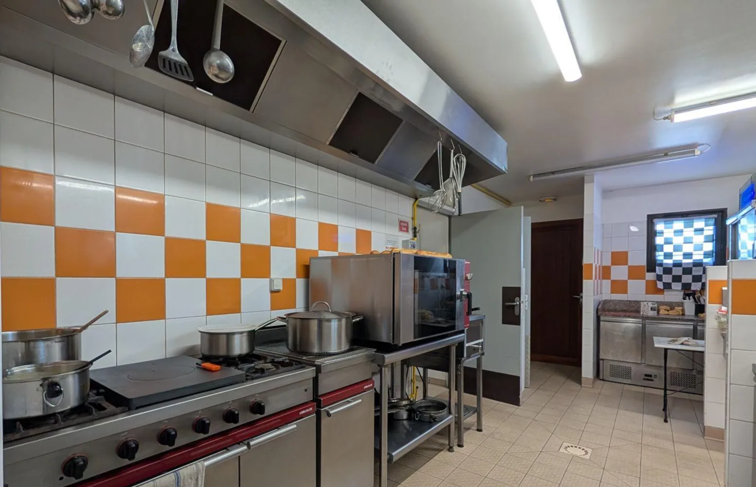 afin de pouvoir anticiper le départ en retraite, nous vendons notre fond de commerce , bar, restaurant, FDJ, poste, petite épicerie, presse locale dans un charmant village, proche de la ferté bernard et de l'autoroute A11, 
école, gare , bus scolaire.
Ouvert actuellement du lundi au vendredi et certains samedis de 7 h 30 à 15 h 
6 semaines de congés, quelques repas exterieurs mais un gros potentiel pour le bar et le restaurant le soir pour ceux qui le désire.
Pas de salarié à reprendre, clientèle fidèle (ouvriers et famille)
Murs à la commune 700 € HT loyer commerce et logement (3 chambres, grande pièce de vie, cuisine, buanderie et grande terrasse extérieure)
Parking pour la clientèle
chiffre d'affaires en progression tous les ans.
Cuisine opérationnelle, matériel en place, controles faits tous les ans (bac à graisse, extincteurs, électrique...)
bail 3/6/9 
Renseignements et photos sur demande, pas sérieux et pas du métier s'abstenir