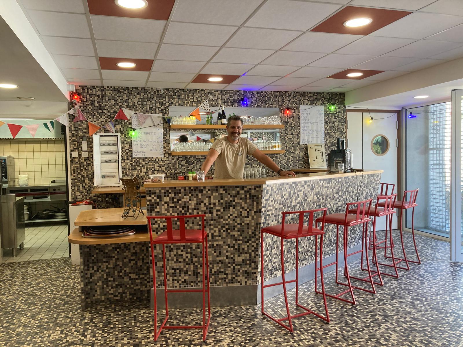 APPEL A CANDIDATURE

Reprenez le café-restaurant multiservices d'Auzits et devenez un acteur essentiel de la vie locale

La commune d'Auzits (825 habitants), située au cœur de l'Aveyron, recherche un ou une professionnelle de la restauration, seul(e) ou en couple, pour reprendre l'exploitation de son café-restaurant multiservices.

Plus qu'un simple commerce, il s'agit d'un véritable lieu de vie, au centre du village, offrant l'opportunité de développer une activité économique tout en participant activement à la dynamique locale.

Une implantation idéale au cœur du village

Situé sur la place principale, face à la mairie et à proximité immédiate des services publics, l'établissement bénéficie d'une position stratégique et d'une forte visibilité.

Unique commerce de proximité de la commune, il constitue un point de rencontre incontournable pour les habitants, les associations, les artisans, les entreprises locales et les visiteurs de passage.

Un outil de travail prêt à exploiter

La commune met à disposition un établissement fonctionnel et entièrement équipé comprenant:

Environ 182 m² de surface exploitable:

Un espace épicerie aménagé

Deux salles de restauration représentant près de 50 couverts;

Une terrasse extérieure d'environ 40 places:

Une cuisine professionnelle équipée;

Une licence IV:

Le mobilier et le matériel nécessaires à l'exploitation.

Un logement T3 situé à l'étage est également disponible dans le cadre d'un bail distinct, permettant de concilier activité professionnelle et cadre de vie agréable.

Un fort potentiel de développement

L'activité peut s'appuyer sur:

Une clientèle locale fidèle:

Un tissu associatif dynamique:
Les salariés et artisans du secteur;

Les événements communaux :

Le tourisme estival en progression sur le territoire.

Le futur exploitant pourra développer sa propre identité autour de la restauration, du bar, de l'épicerie de proximité, de la vente de produits locaux, des animations ou encore des services de proximité répondant aux besoins des habitants.

Une véritable opportunité de projet de vie

Auzits offre un environnement préservé, une qualité de vie reconnue et une population attachée à la présence de son commerce de centre-bourg.

La commune souhaite accueillir un porteur de projet motivé, désireux de s'investir durablement dans la vie locale et de faire de cet établissement un lieu convivial, attractif et fédérateur.

Conditions d'exploitation

L'exploitation est proposée dans le cadre d'une Délégation de Service Public d'une durée de trois ans.

Aucun fonds de commerce n'est à acquérir, ce qui limite fortement l'investissement initial et facilite l'installation du futur exploitant.

Vous avez un projet ?

Vous rêvez d'entreprendre dans un cadre authentique, avec un outil de travail opérationnel et le soutien d'une commune mobilisée pour maintenir son commerce de proximité?

Auzits vous offre l'opportunité de développer votre activité et de construire un véritable projet de vie.

Renseignements et candidatures

Mairie d'Auzits

À l'attention de Monsieur Benoît OLIVIE, Maire

Tél.: 05 65 63 45 28

Courriel: mairie@auzits.fr