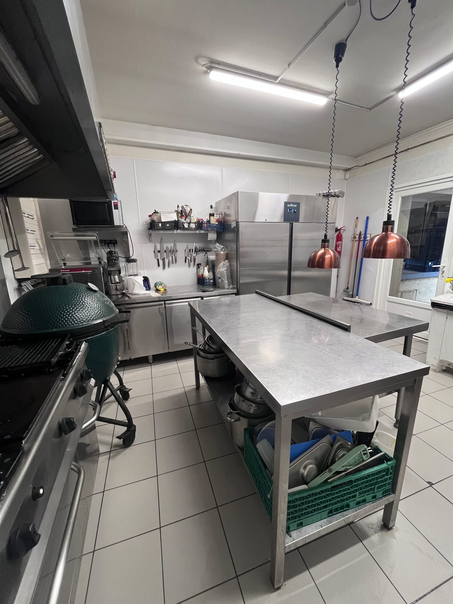 vend fond de commerce bar restaurant pizzeria, licence 4, idéalement situé dans un quartier animé. Cet établissement d'environ 215 m2 environ a été entièrement rénové il y a quatre ans, offrant un matériel et un agencement modernes.

Le commerce se compose de trois espaces distincts : un bar convivial, une pizzeria accueillante et un restaurant chaleureux. Avec une capacité d'accueil de 70 couverts à l'intérieur, vous pourrez facilement servir vos clients dans un cadre agréable.

De plus, vous disposerez d'une magnifique terrasse de 100 m² environ, arborée et propice à la détente, pouvant accueillir jusqu'à 55 couverts. C'est l'endroit parfait pour profiter des journées ensoleillées tout en savourant un bon repas.
Ce fonds de commerce est une véritable opportunité pour les entrepreneurs passionnés de restauration. Ne laissez pas passer cette chance de réaliser votre rêve professionnel.