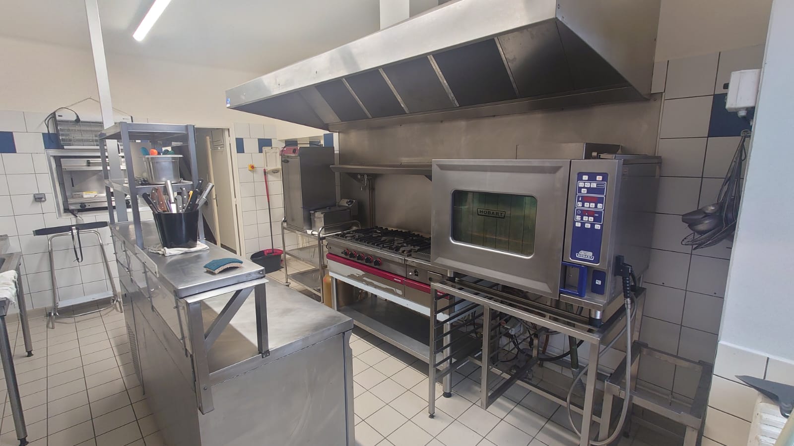 Aux portes des Alpes mancelles, venez découvrir ce lieu enchanteur adapté à une 1ere expérience ou une reconversion. Spacieux et lumineux, les espaces de travail offrent un cadre privilégié propice au développement de bonnes idées. Très bien équipé, le choix d'une autre orientation de restauration est permis. L'outils de travail est prêt à l’emploi. Très belle clientèle mixte (saisonnière et permanente). Bonne réputation, idéale pour un passionné de cuisine prêt à imposer sa personnalité. Le charme et l'authenticité du lieu seront de sérieux allies. L'activité a été cessée à regrets suite à une hospitalisation complétement étrangère à l'activité. A céder, certains éléments constitutifs du fond tel que le mobilier professionnel et droit au bail. N'hésitez pas à me contacter pour plus d'informations.