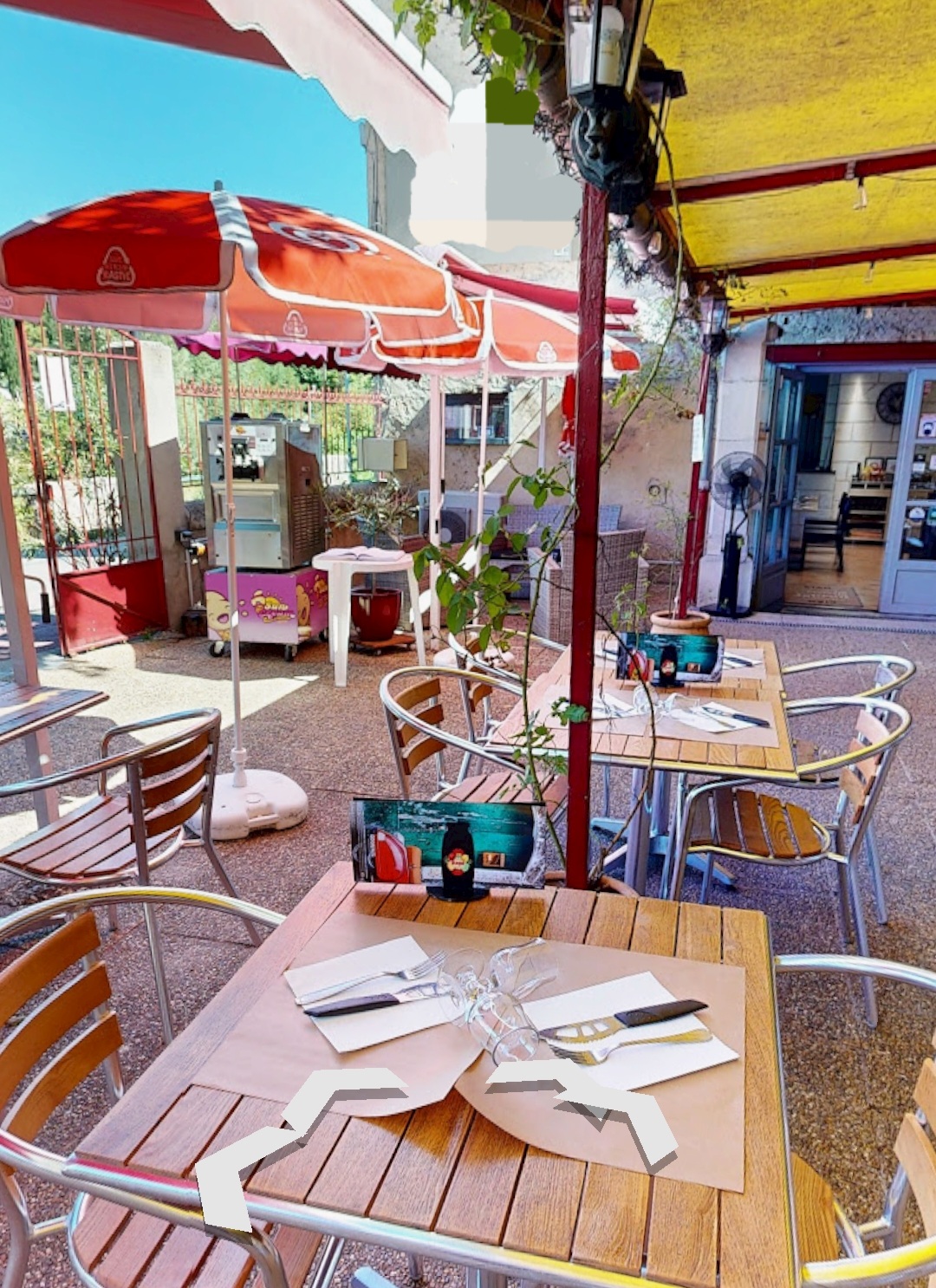 Cause maladie, nous vendons notre fond de commerce pizzeria, restaurant avec un four à bois à sole rotative grande capacité de cuisson. 
Le restaurant est entièrement équipé en matériel professionnel. 
Une grande cuisine fonctionnelle et équipée peut accueillir plusieurs cuisiniers. Un coin labo préparation de la pâte à pizza est séparé, entre la cuisine et une réserve pouvant devenir une grande chambre froide.
Idéalement situé dans une ville touristique de la Drôme provençale, l'établissement comprend une salle climatisée dans laquelle se trouve le coin préparation et cuisson des pizzas, ouvert sur salle, une grande terrasse fermée et ombragée, un jardin aménageable  qui surplombe le restaurant offrant une vue sur la montagne. Clientèle fidèle, emplacement très bien situé à l'entrée de la ville et en face d'un grand parking gratuit. 
Capacité d'accueil entre 24 et 70 personnes. 
Loyer mensuel de location des murs transmis à la demande, attractif au vu de l'emplacement.