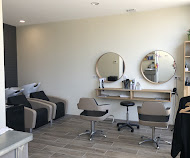 Salon de coiffure et esthétique : 41 m2

Fond de commerce Salon de coiffure avec 2 postes de coiffages et 2 bacs ergonomiques  d’une belle marque italienne 
Cabine esthétique de 7 m2 avec coin onglerie 
1 pièce avec coin technique et coin repas 
Très bien équipé, clim gainable partout 
Belle déco 
clientèle fidèle depuis 2007 et depuis bientôt 4 ans dans des locaux récents avec une magnifique vue et des commerces proches. Places de parking proches 
Clientèles touristiques dans un village très reconnu.
Possibilité de mettre en place une passation 

CA maintenu depuis des années 
Bail commercial
