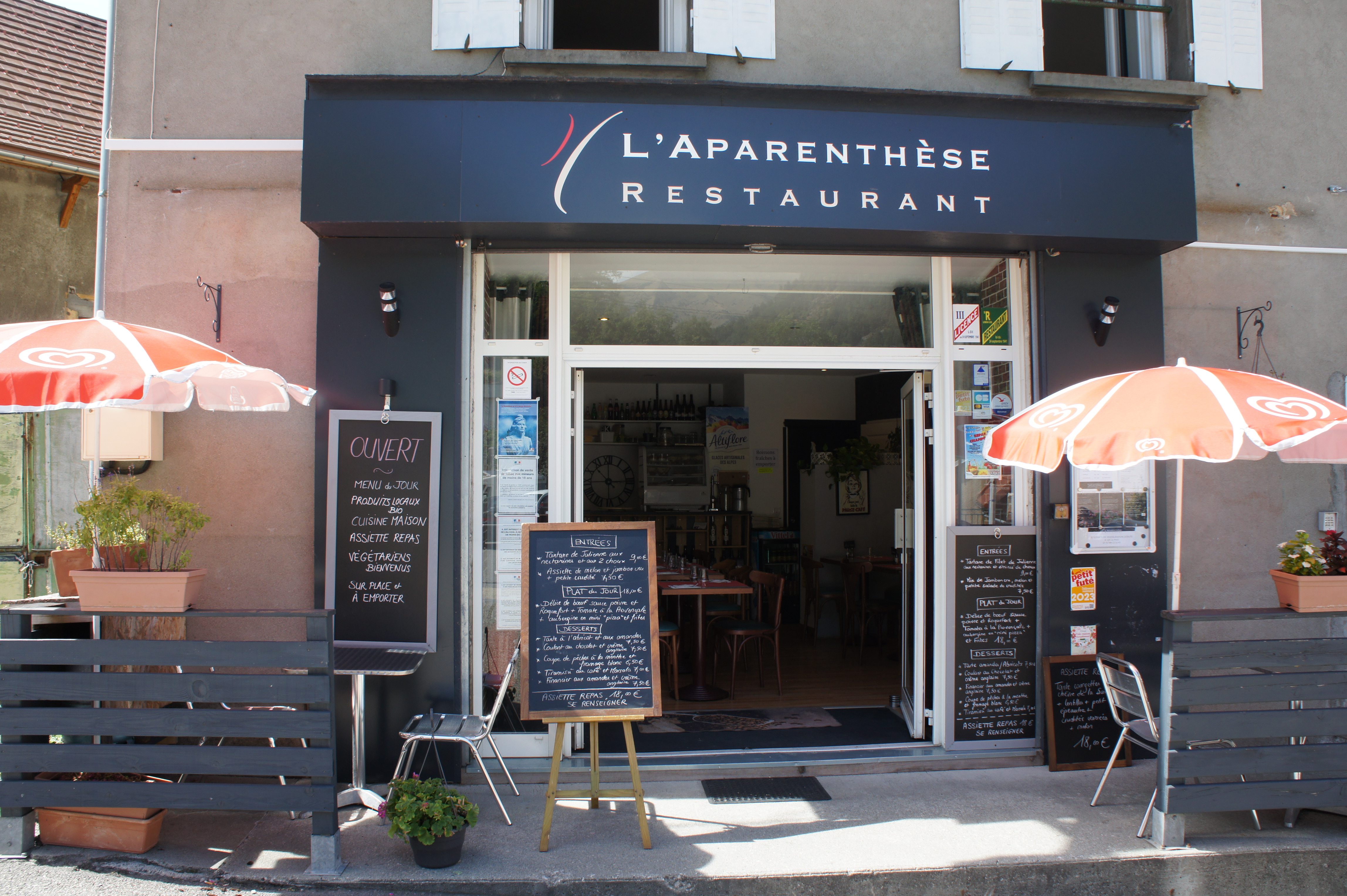 Photos et réponses aux questions que vous vous posez en suivant ce lien : https://devpic05.wixsite.com/laparenthese

Belle petite affaire cédée à prix attractif !

EN BREF :
1. Dans village toutes commodités et dans une zone de tourisme de montagne entre Isère et Hautes-Alpes, sur la route Napoléon.
2. Restaurant "clé en main", équipement professionnel, aucun investissement à prévoir. 
3. Belle rentabilité et beau CA généré par deux personnes.
4. Clientèle locale et de passage fidèle. Noté 4,8 sur Google et 5 sur Tripadvisor, et répertorié dans Le Petit Futé 2024.
5. Bail jusqu'en 2030.
6. Licence III - Ouvert toute l'année.

Situé dans un joli village de montagne en zone touristique, entre Isère et Hautes-Alpes, sur la route Napoléon, aux portes des Écrins, à seulement 3 km du lac du Sautet, 14 km de Notre-Dame de La Salette (2e lieu de pèlerinage en France), une demi-heure de Super Dévoluy et 1 heure d'Orcières-Merlette. 

Le village de Corps propose toutes commodités et services : école, commerces de proximité, maison médicale, pharmacie, agence postale, notaires, distributeur de billets, etc.

Entièrement opérationnel et clé en main (aucun investissement à prévoir),  l’établissement se compose d'une salle au mobilier de style bistrot pouvant accueillir 24 convives (32 m²), avec une petite terrasse pouvant recevoir 4 couverts supplémentaires. Il possède une cuisine fonctionnelle entièrement rééquipée en 2021 (14 m², matériel professionnel), qui est prolongée par un coin bar communiquant avec la salle. Il dispose d'un espace sanitaire comprenant un sas lave-mains et des toilettes (4 m²). En sous-sol, une réserve aménagée de 30 m², plan de travail et rayonnages, est accessible depuis le restaurant par un escalier, avec une entrée spécifique donnant sur la rue pour les livraisons. 

Depuis son ouverture en 2021, le restaurant a su se bâtir une excellente réputation, tant auprès de la clientèle locale que de la clientèle de passage. Il est noté 4,8 sur Google et 5 sur Tripadvisor, et est répertorié dans Le Petit Futé 2023 et 2024.

Le chiffre d'affaires de 165 000 € est généré par deux personnes (pas de salarié à reprendre), sur la base de 7 services par semaine d'octobre à juin, et de 9 services par semaine de juillet à septembre. Belle rentabilité et comptabilité saine.

Cette affaire est idéale pour deux personnes à la recherche de leur première entreprise, ou tout simplement en quête d'un meilleur cadre de vie.