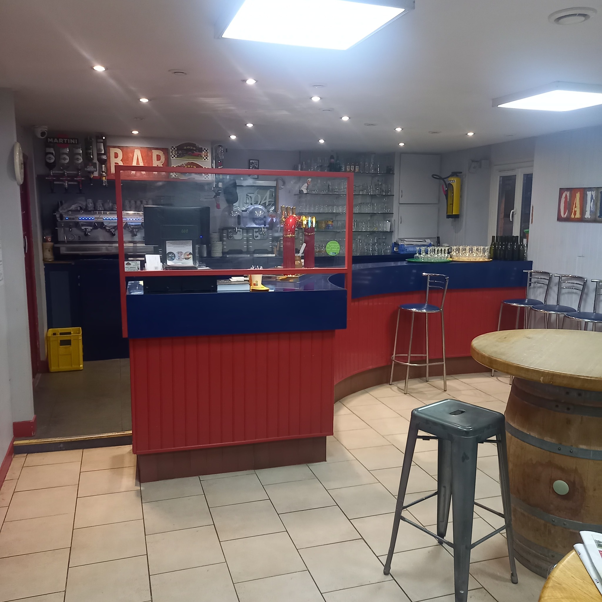 Bar - Restaurant traditionnel du midi - Pizzeria – Traiteur - cause retraite.

 
En activité depuis 11 ans, à 20 minutes d’Orléans, cet établissement est situé dans le village de Fay-aux-Loges, labellisé Loir'étape. Le village est traversé par le canal d’Orléans, et est idéalement situé entre la Forêt d’Orléans et le Val de Loire et sur l'itinéraire de "La Loire à vélo". 

Situé au cœur de la commune, sur un axe routier passant, le restaurant bénéficie d’une clientèle locale, d’affaires et touristique.

 Ouvert dès 6h30 le matin, il propose les cafés et petits déjeuners si le coeur vous en dit ; le service du midi, du lundi au vendredi (rythme de travail confortable, avec une marge de progression). Service traiteur sur réservation pour les associations.  L'établissement est également ouvert tous les 15 jours pour les pizzas maison ainsi que les Samedis midis. Samedis soirs et Dimanches sur réservation.  Il propose un service traiteur le week-end. 

 Cet établissement  est doté d’une salle de restaurant de 100 couverts (refaite en 2023), d’une salle de bar de 18 couverts (+comptoir), et d’une terrasse de 35 places (couverte - équipée de stores bannes électriques neuf). Sa cuisine de 80 m2 est fonctionnelle, le matériel professionnel a été renouvelé en 2024. Pas de travaux, ni d’investissements à prévoir.

Ses salariés : 1 chef cuisinier - 2 serveurs, 1 apprenti.

 Bail 3/6/9 renouvelé en 2024 – loyer 1800 € net / comprenant un logement de 104 m2 de type f4.

CA 2024 : 330 000 €.

 Prix de vente 220 000 €