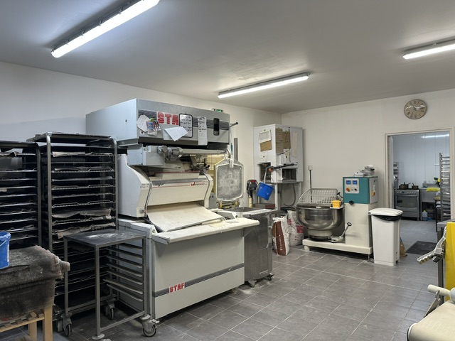 Cause retraite, À vendre boulangerie pâtisserie dans un village en pleine expansion proche de Gaillac dans le Tarn. Le village est le village étape de Brens et se situe à 5 mn de l’autoroute Albi Toulouse. Magasin ouvert seulement les mâtinées. Jour de fermeture le lundi. CA 300000. / employés 2. Prix de vente 150000.
