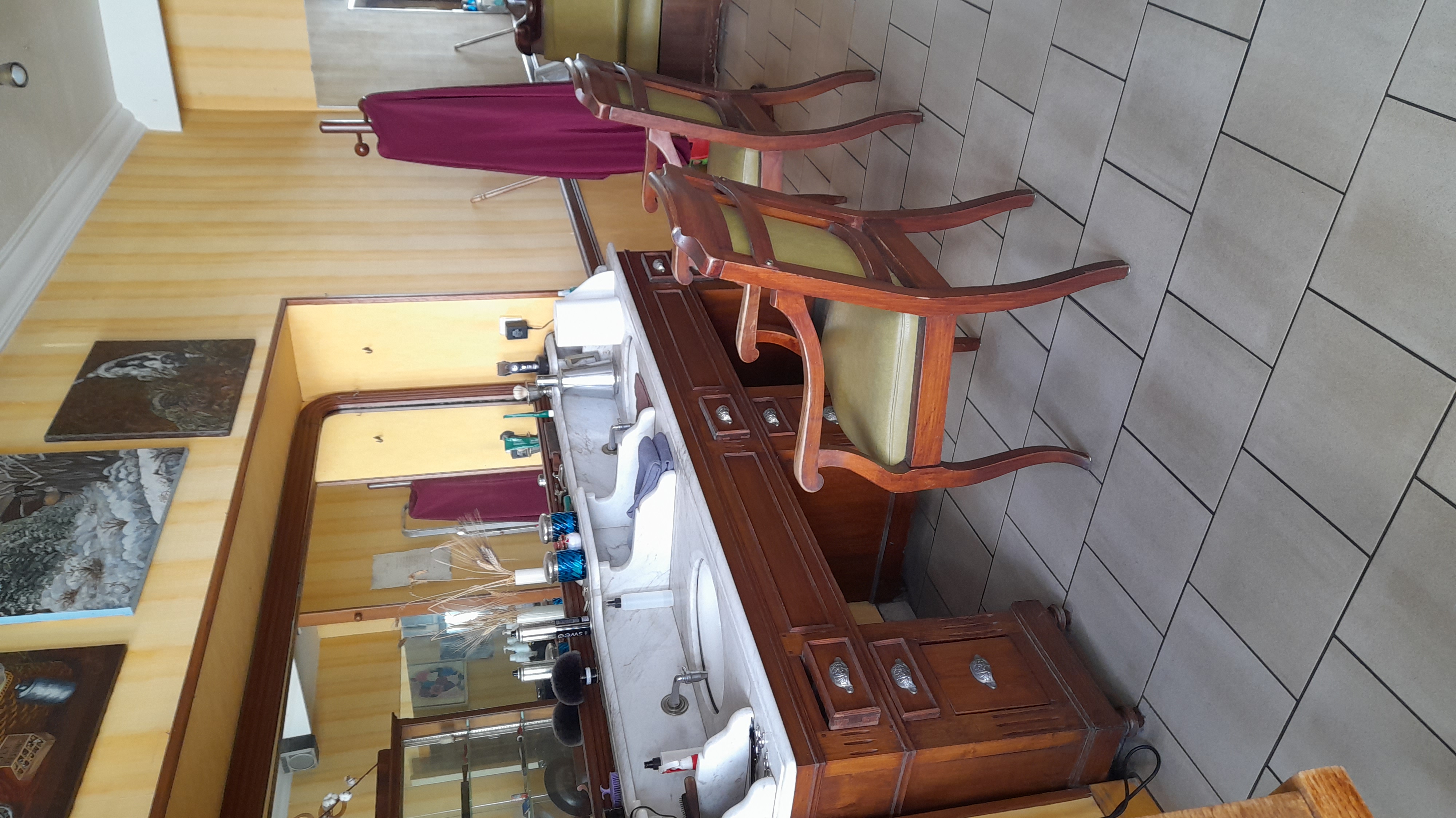 A vendre cause retraite, plein centre d'une petite ville de Bourgogne, 
avec commerces de première nécessité, écoles, etc..
SALON DE COIFFURE mixte - 5 coiffages, 3 bacs shampoing, 
arrière boutique
Belle clientèle locale et touristique ( en saison estivale)
pas de salarié à reprendre
A l'étage, APPARTEMENT à rénover 3 grandes pièces  - sanitaires et salle de bain
grenier aménageable - cave et courette
- Vente murs et fonds -