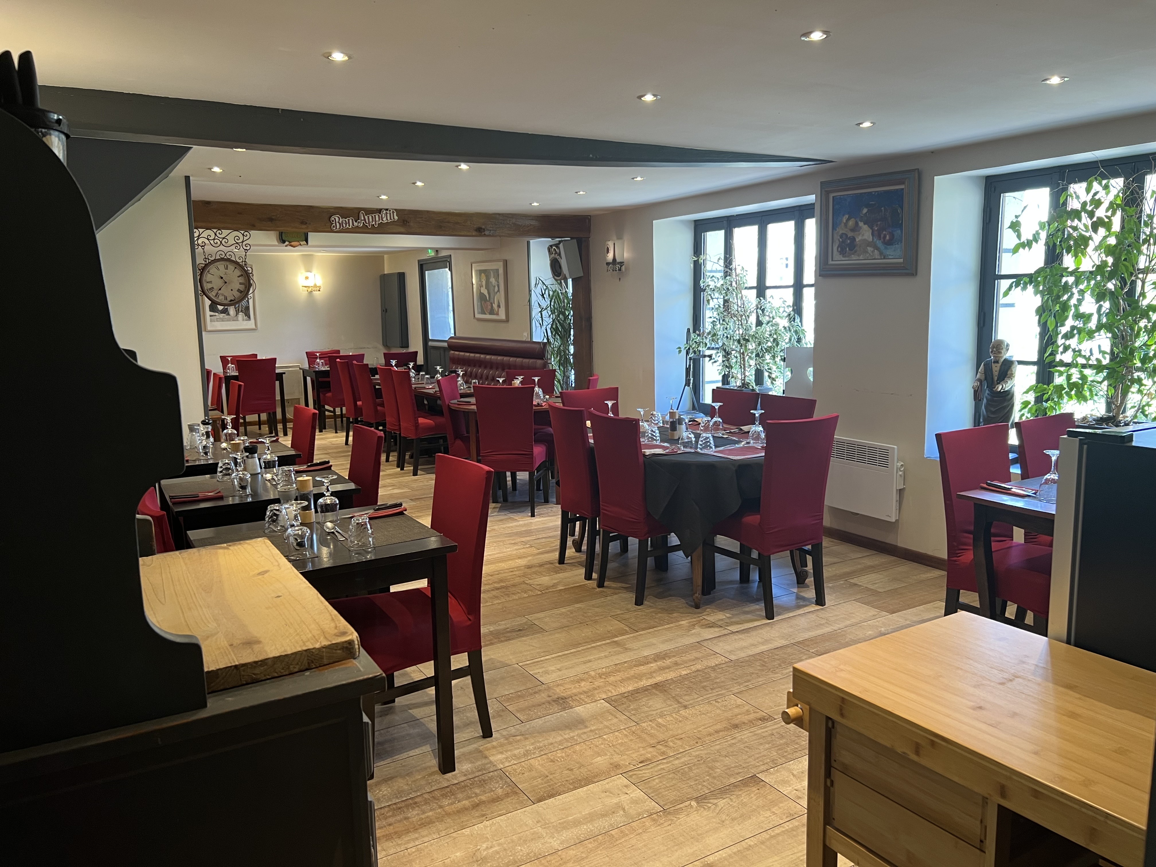 Commune du Loiret, à 15km de Montargis. 
Salle de 54 places + bar 15 de places + deux autres salles, une de 25, l'autre de 80 places pour banquets + terrasse sur rue de 30 couverts.
Très grosse possibilité d'extension.