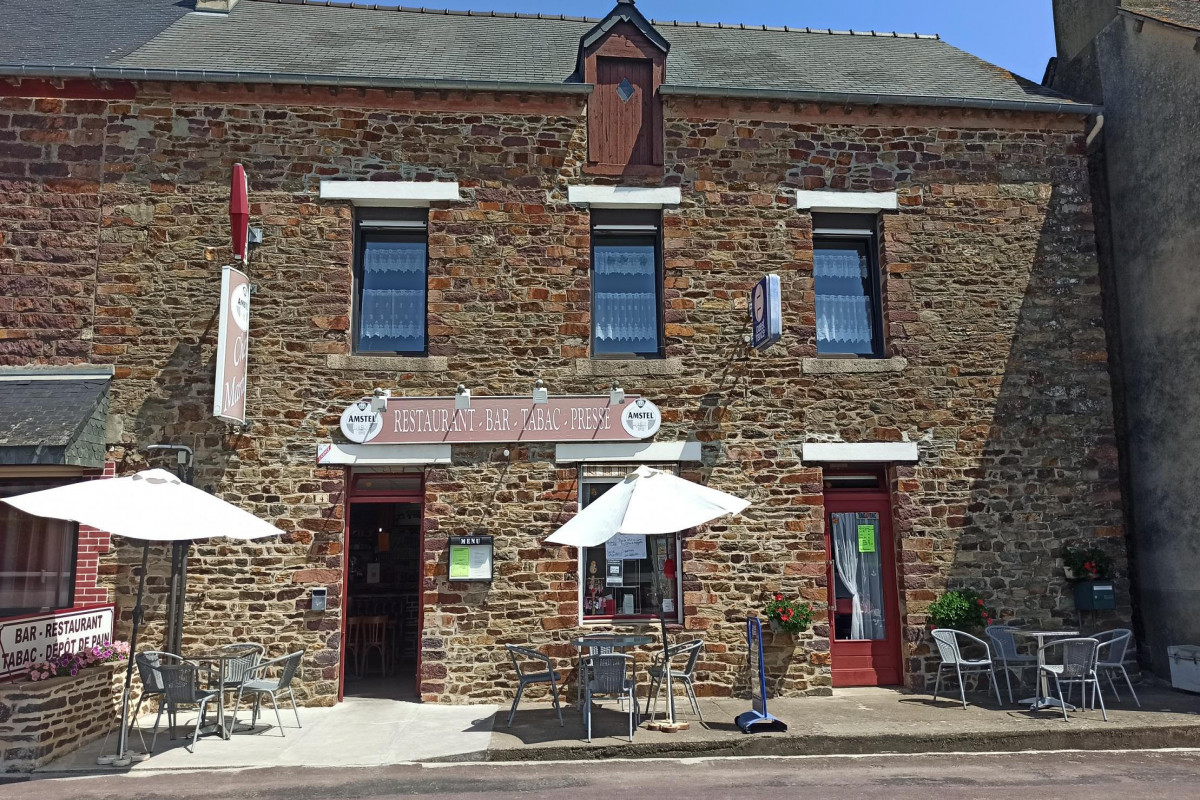 Belle affaire à saisir en milieu rural : Fonds de commerce BAR - TABAC - RESTAURANT - Plats à emporter, dépôt de pain et Ouest-France. 
En vente pour cause de départ à la retraite.
Situé sur un axe passager, l'établissement possède une clientèle diversifiée, agréable et fidèle.

Grande salle modulable pouvant accueillir jusqu'à 60 personnes assises, bar, terrasse exposée sud, cuisine au norme et toute équipée, cave, toilette handicapé.
Dispose également d'un logement à l'étage : 4 belles chambres, une salle de bain et WC séparé, cour avec préau 3 places de parking. 

Fort potentiel ayant su s'adapter à la crise sanitaire en développant les plats à emporter, soutenu par sa clientèle. 

Possibilité d'achat des murs ou location - Classe énergie : B

80 000? + frais de notaire
