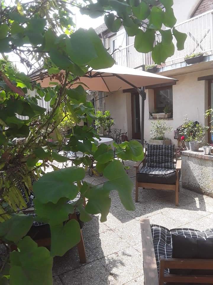Vente d'une auberge et maison d'hôtes mur et fond de commerce environ 300m2 habitable sur environ 4700m2 de terrain plein centre village en eure et loir à quelques km du château d'Anet et de la chapelle royale à Dreux.