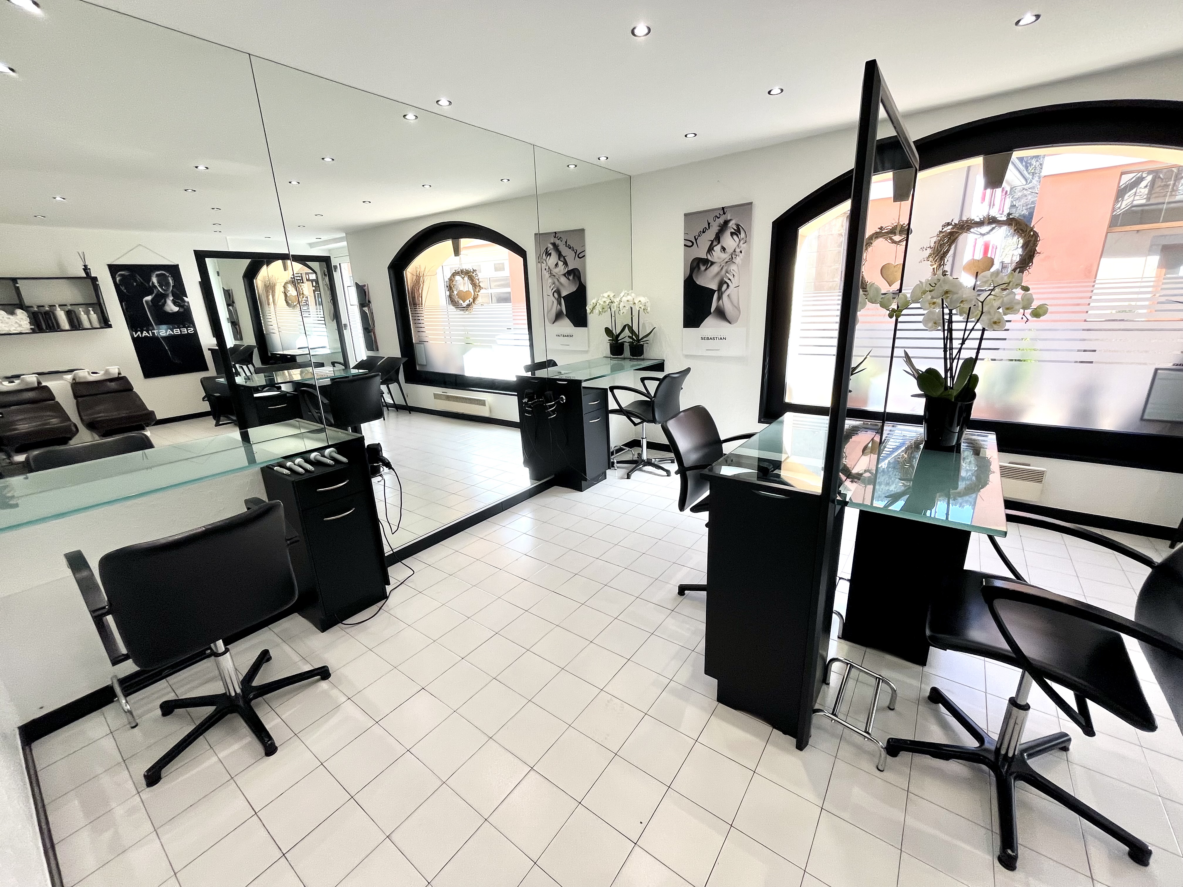 - Dpt Haute-Savoie (74)
- Salon de coiffure à vendre Lullin, 53’000€

Proche de la Suisse, excellent emplacement en plein coeur d’un village dynamique, entouré de nombreux commerces variés avec stationnements faciles et gratuits.

Le salon exploité depuis 29 ans bénéficie d’une clientèle mixte et établie (locale, frontalière et touristique).

Le salon dispose de 4 postes de coiffage, 2 bacs de shampoing (28m2) et d’un laboratoire (20m2) ainsi qu’une réserve de 9m2.

Beau potentiel de développement possible car le chiffre d’affaire est réalisé par une seule personne.

Local coiffure rénové récemment permettant de démarrer l’activité rapidement.

- Devanture agréable
- Faible loyer et charges
- Pas de facture d’eau (grace à une source)
- L'accompagnement et présentation à la clientèle sont possible