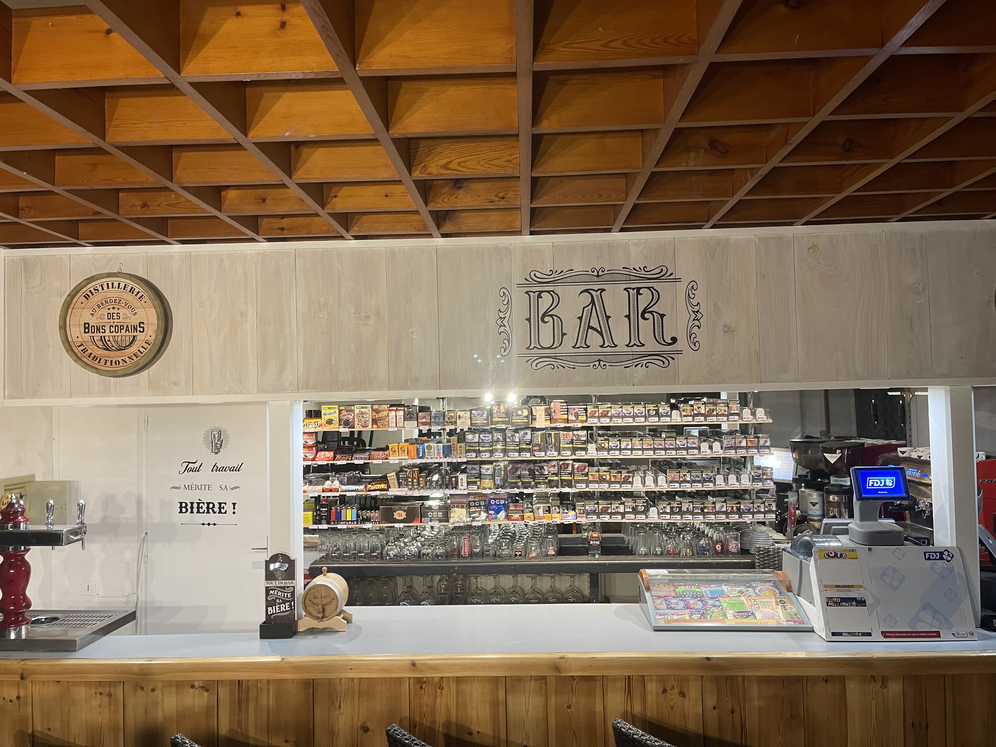 À vendre fond de commerce Bar Tabac FDJ Gaz Relais colis avec possibilité de faire de la restauration…
Situé dans un village à 10 mn de Bergerac.
Belle Terrasse extérieur
Clientèle fidèle 
Chiffre d’affaires en constante évolution
Affaire à saisir car très grand potentiel du à un projet de déménagement en plein centre ville du village. Locaux plus grands, plus fonctionnels, plus visibles, grand parking, sur un axe principal.
Possibilité de diversifier encore plus les produits et services déjà existants 
Appartement de 3 pièces + véranda + cave + jardin + 2 granges compris avec le bail commercial 
Me contacter pour plus d’informations