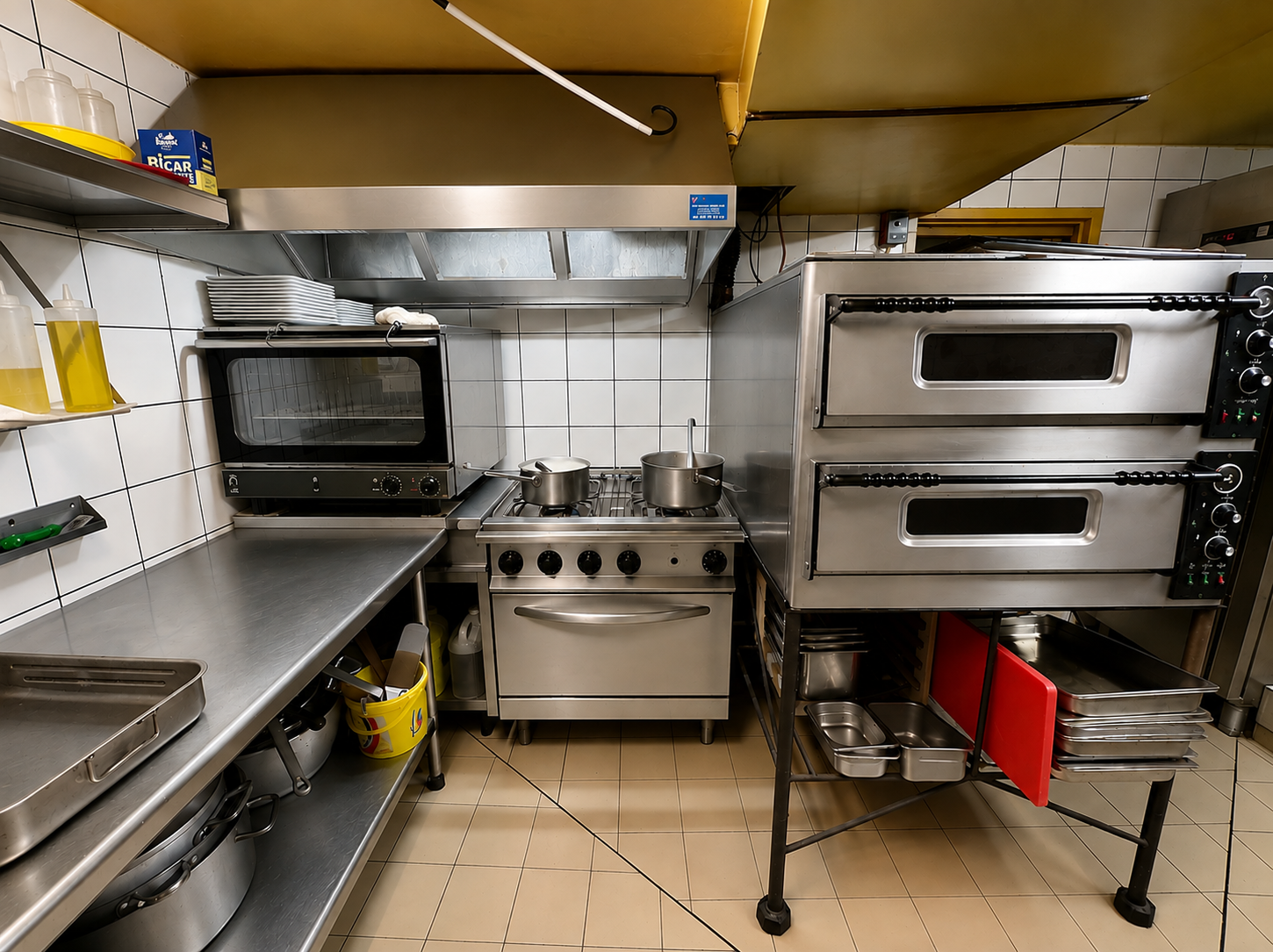À Vendre – Fonds de Commerce Bar-Restaurant à Ongles

À Ongles, charmant village provençal niché au pied de la montagne de Lure, idéalement situé au carrefour de Saint-Étienne-les-Orgues, Banon et Forcalquier.

Village réputé pour sa quiétude et sa qualité de vie au plus proche de la nature, venez découvrir cette belle affaire, véritable lieu de vie de la commune.

Fonds de commerce historique sur le secteur, vous serez séduits par le potentiel remarquable de ce bien. L'affaire est actuellement exploitée par une gérante et deux salariés.

Principal lieu de vie de la commune, le fonds bénéficie de la Licence IV et d'une capacité d'accueil de 80 couverts en intérieur et plus de 100 places en extérieur.

Profitant de nombreuses parties distinctes, les locaux se répartissent de la manière suivante :

Un espace Bar pour l'accueil des convives à toutes heures de la journée, d'une superficie d'environ 35 m² ;
Une grande salle de restaurant permettant de profiter de bons moments autour d'une belle cheminée à foyer ouvert ;
Une cuisine aménagée et prête à l'emploi, disposant de sa réserve sèche ;
Un espace véranda de plus de 38 m², avec climatisation réversible ;
Une grande terrasse sur le domaine public, avec plus de 100 places extérieures (redevance annuelle de 365 €) ;
Un appartement de trois pièces d'environ 42 m², actuellement utilisé pour le stockage des marchandises et divers matériels. Le logement est à rénover et offre un beau potentiel pour créer un espace d'habitation.

Les locaux sont actuellement loués sous bail commercial, qui sera renouvelé pour la vente.

LES POINTS FORTS
Emplacement privilégié ;
Absence de concurrence sur le secteur ;
Fonds de commerce prêt à l'emploi ;
Licence IV ;
80 couverts en intérieur ;
Plus de 100 places en extérieur ;
Grande terrasse ;
Appartement à rénover avec beau potentiel ;
Affaire bénéficiant d'une clientèle locale et touristique ;
Nombreuses possibilités de développement.

Une belle opportunité pour un couple ou un professionnel souhaitant reprendre une affaire clé en main dans un environnement provençal privilégié.
