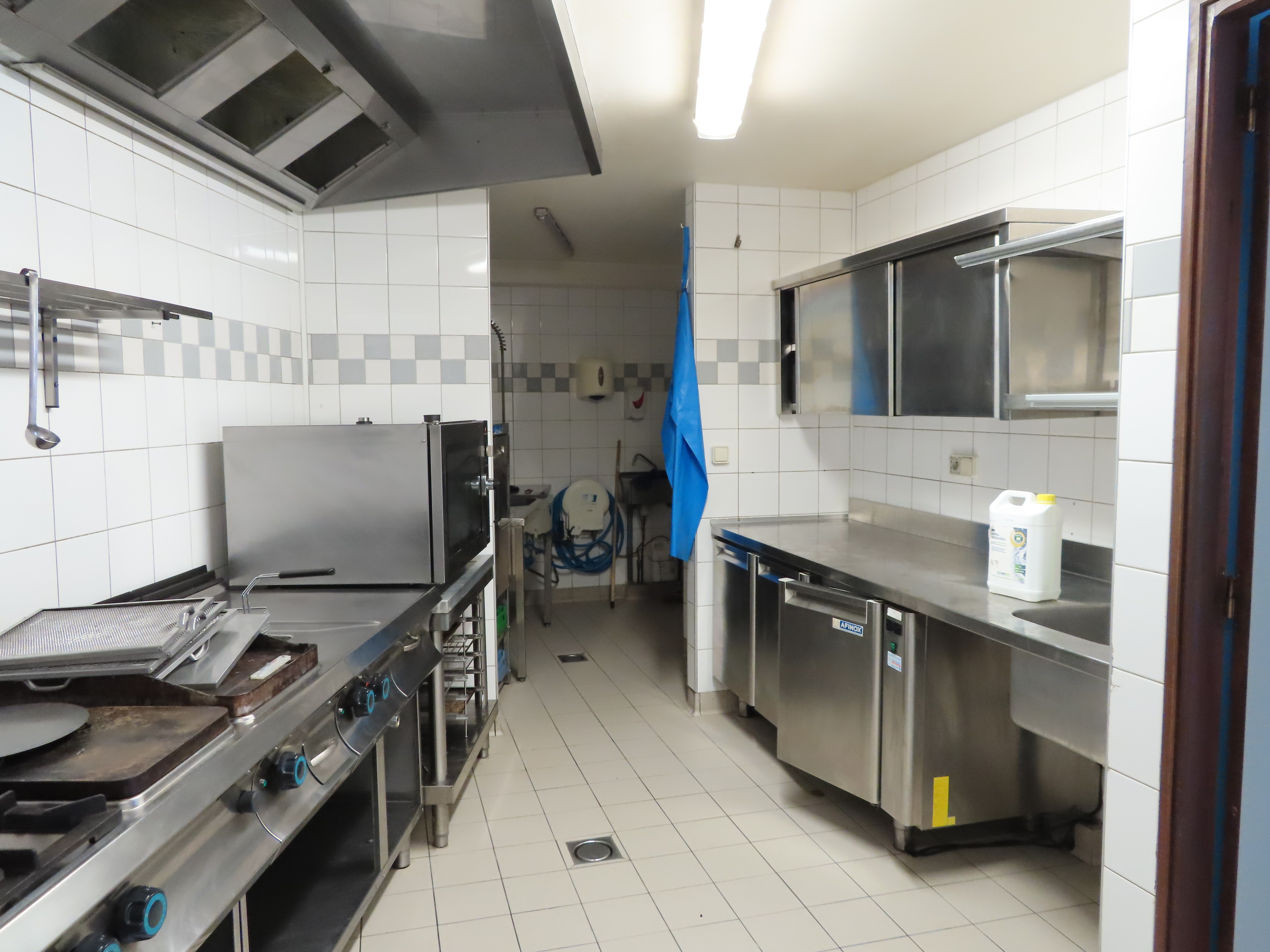 A reprendre, multiservices : bar - restaurant - alimentation communal situé à l’Ouest du département de la Lozère, proche de l’A75 reliant Clermont-Ferrand à Béziers. La commune d’Esclanèdes (420 habitants) est située dans la vallée du Lot, sur la RN 88 (entre 8 000 et 12 000 véhicules par jour), à 15 min de Mende et de Marvejols, à la croisée de sites touristiques emblématiques du département.

Construit par la commune en 2009, le local d’activité (180 m²) est composé d’un premier volume comprenant une salle de bar-restaurant avec anciennement une surface de vente pour une alimentation générale (environ 60 m²). Un second espace est composé d’une cuisine semi-équipée, d’une seconde salle de restaurant, un dégagement avec sanitaires, deux réserves et une chambre froide. Une grande terrasse est exploitable sur la place du village. L’établissement peut accueillir 40 couverts en intérieur et jusqu’à 30 couverts en extérieur.

Idéal pour un couple ou deux associés. Le preneur devra disposer d’une première expérience en restauration.

Loyer mensuel : 800 € HT
Licence IV: 120 €/an
Droit de terrasse : 150 €/an