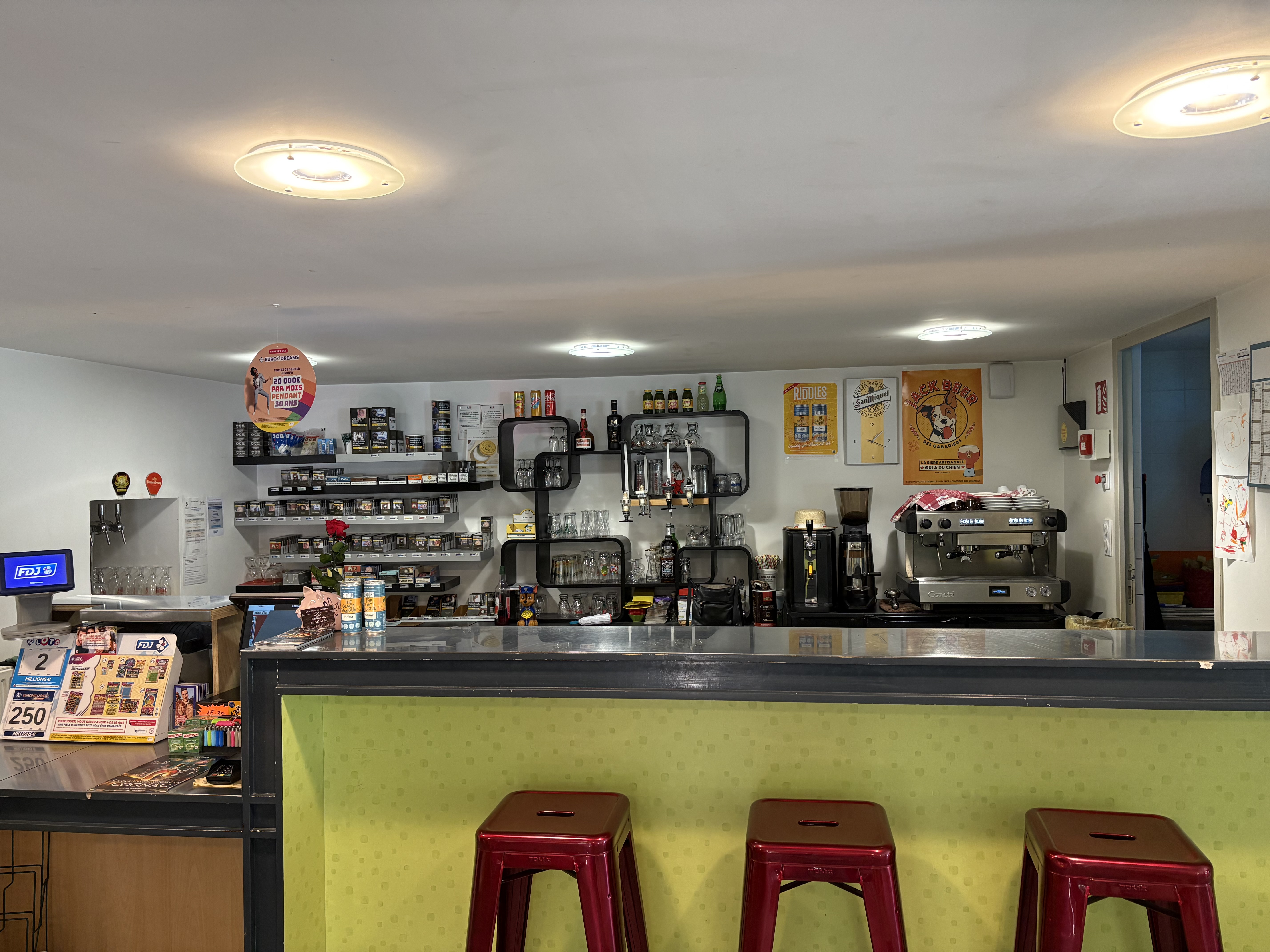 Bonjour,
Nous mettons le fonds de commerce de notre multiple rural, situé à Bourg Charente (16200) à vendre. Les murs appartiennent à la mairie (600€ TTC de loyer/mois).

Commerce comprenant :
    ⁃    Restaurant 
    ⁃    Bar
    ⁃    Tabac
    ⁃    Presse
    ⁃    FDJ
    ⁃    Relais poste 
    ⁃    Épicerie de dépannage 
    ⁃    Dépôt de pain / viennoiseries 

Nous sommes actuellement deux à travailler au sein du multiple.

Commune où il fait bon vivre et très dynamique avec ses nombreuses associations.

Pour plus de renseignements, n’hésitez pas à nous contacter.

Magali et Sébastien.