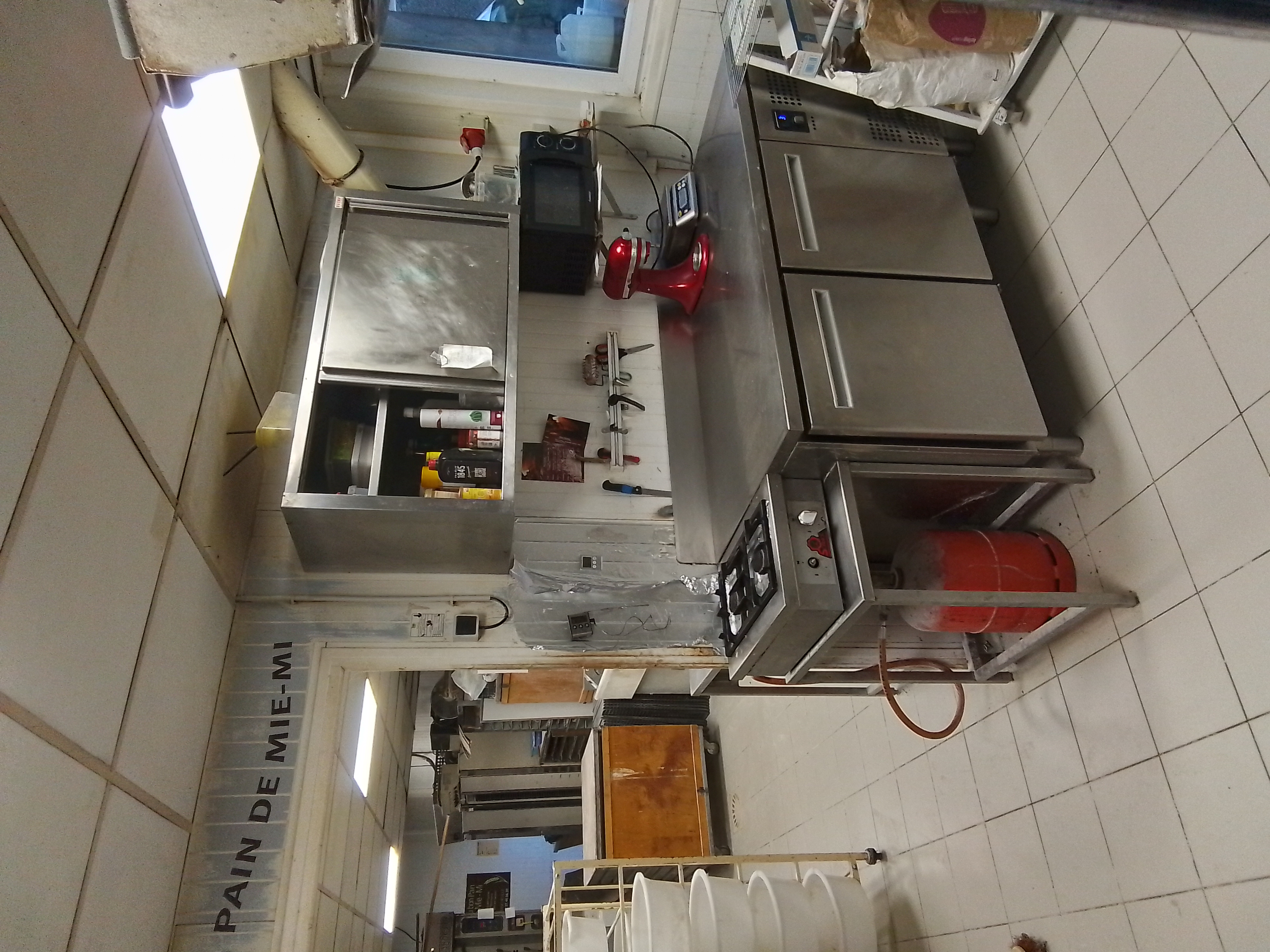 A saisir ,ideal jeune couple qui debute ou derniere affaire pour finir en douceur, charmante boulangerie,  patisserie,  traiteur située en coeur de beauce, axe ORLEANS/CHARTRES,  limitrophe du Loiret et de l Essonne. 
Très belle espace de vente pouvant accueillir tables et chaises pour consommer sur place.
Coin épicerie et coin poste pour faire vivre ce village Eurélien. 
Laboratoire boulangerie et patisserie avec tout le materiel necessaries.
En ce qui concerne l habitation,  Elle ne demande que de vous accueillir 
N hesitez pas a nous contacter pour plus de renseignements et convenir d une visite. 
Details de l activité sur demande . Possibilité d acquerir les murs.