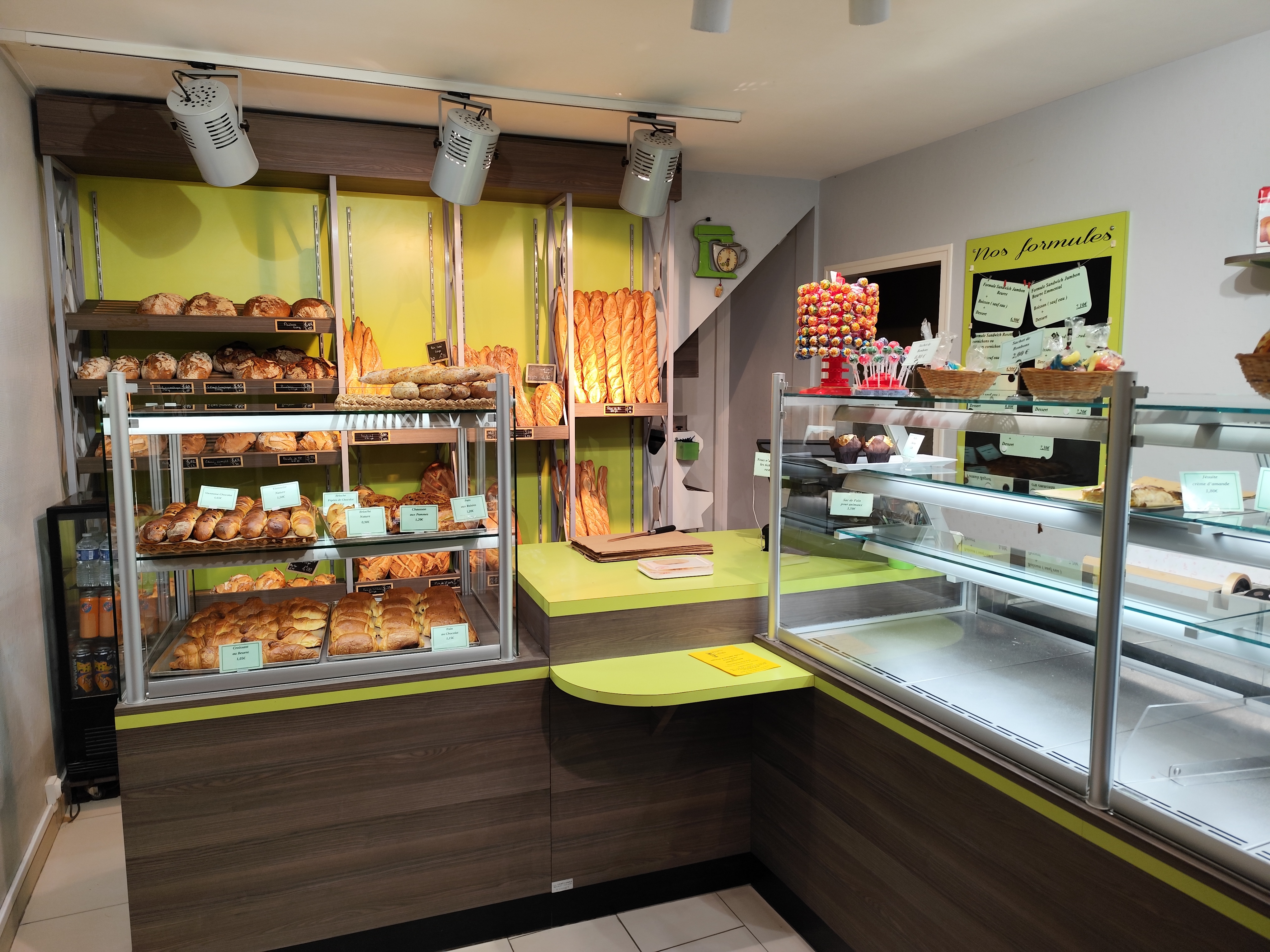 Vend boulangerie avec un beau potentiel.
Boulangerie située dans un bourg agréable de 2100 habitants.Avec tout commerces, pharmacie, médecin, supérette, 2 grosses entreprises etc.
Fermé deux jours par semaine( mercredis et jeudis) et le dimanche après-midi 
Boulangerie avec un chiffre d'affaires compris entre 250000 et 350000.Chirffre exacte sur demande. Qui cherche que a ce développer.
Vend pour cause de départ en retraite 90000 euros négociable 
Matériel en bonne état ainsi que la boutique.
Logement attenant en location 4 chambres, cuisine Salle,jardin.(846 euros/mois de loyer).
Contrat par téléphone ou mail.