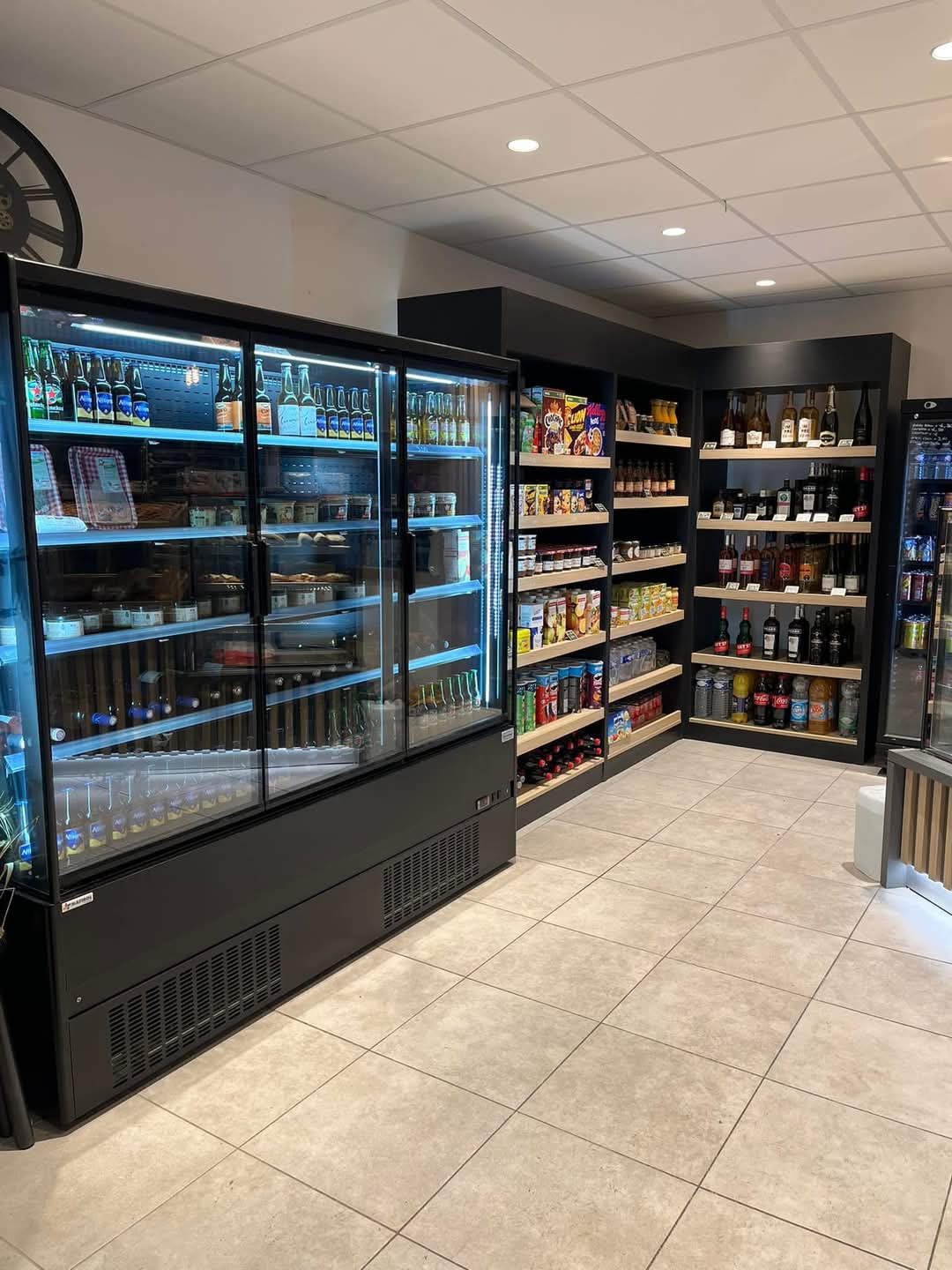 A ROUEZ, ON FAÇONNE POUR TROUVER SON BOULANGER H/F

Au cœur d’un village de la Sarthe charmant, unique et dynamique prénommé Rouez, les clients attendent avec impatience ! 
Vous êtes boulanger expérimenté, accueillant et recherchez une boulangerie en location gérance, alors vous avez bien fait de commencer à nous lire !

Et oui, à Rouez, il y a un véritable potentiel de ventes grâce à ses différents commerces, associations, école, MAM, etc…

Une superbe boutique de vente rénovée de 55m2 ne demande qu’à être remplie de pains, viennoiseries et pâtisseries. Un grand labo avec du matériels de professionnels haut de gamme est déjà prêt pour y réaliser vos meilleures recettes ! 

Enfin un logement accolé de 150m2 est disponible afin d’ajouter du confort à ce beau projet qui vous tend les bras.

N’hésitez pas à venir nous rencontrer, ça ne mange pas de pain ! 

Contact : Mairie de rouez
Tél : 02 43 20 14 83
Mail : mairie@rouez.fr