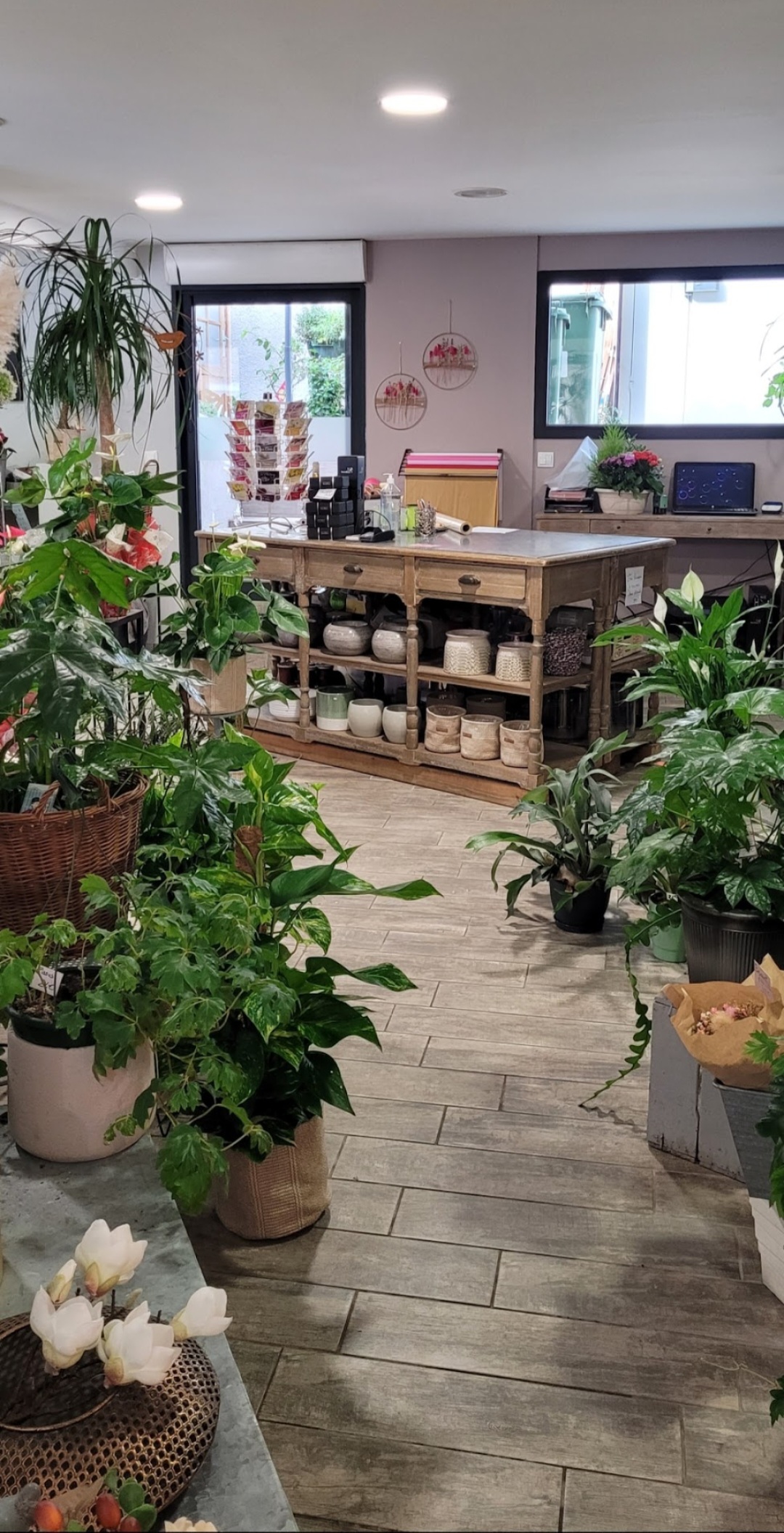 Fond de commerce fleuriste.
Surface de vente + atelier 96m2 
Climatisation réversible 
Porte automatique 
Chambre froide 
Extérieur + pièce de stockage 42m2 
Zone bleue devant la boutique
Installé depuis 30 ans
Aucun travaux à prévoir.