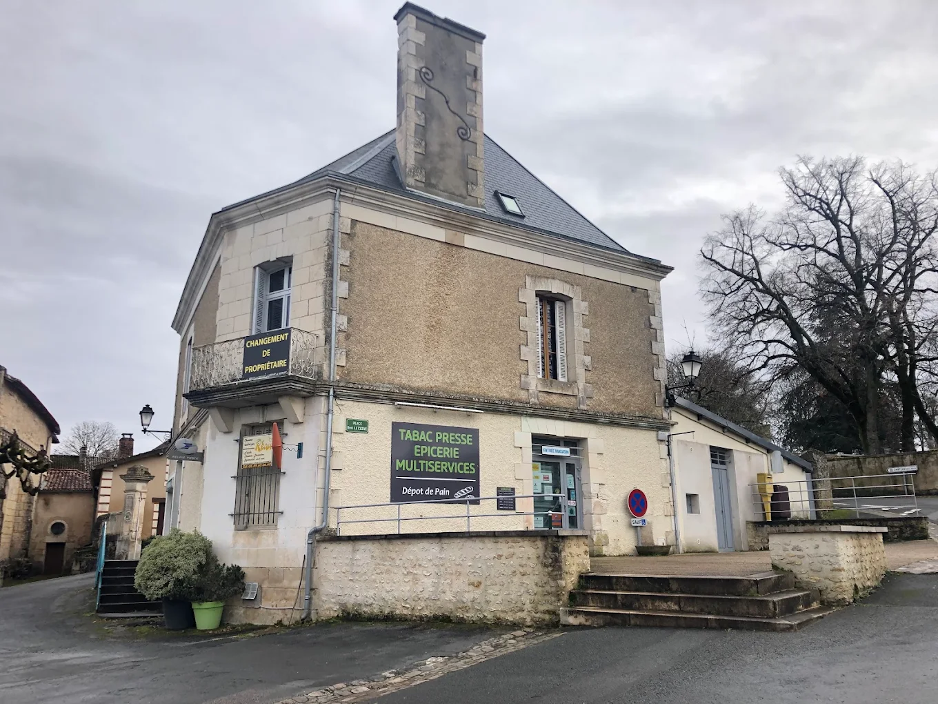 A saisir, sur la commune de Chiré-en-Montreuil, sur une route départementale, à 20km de Poitiers, un grand parking d'accès, un fond de commerce "une épicerie multi-services" avec débit de tabac, journaux, FDJ et relais poste.
Un local d'une superficie de 80m2, un logement de fonction au-dessus de 4 chambres et un jardin.
Entreprise individuelle, possibilité d'une franchise.
Possibilité d'exercer l'activité traiteur. 
Plusieurs axe de développement sont encore possible.
Loyer avantageux car, les murs appartiennent à la mairie.
Ecole primaire et collège à proximité.
VENDS CAUSE MALADIE