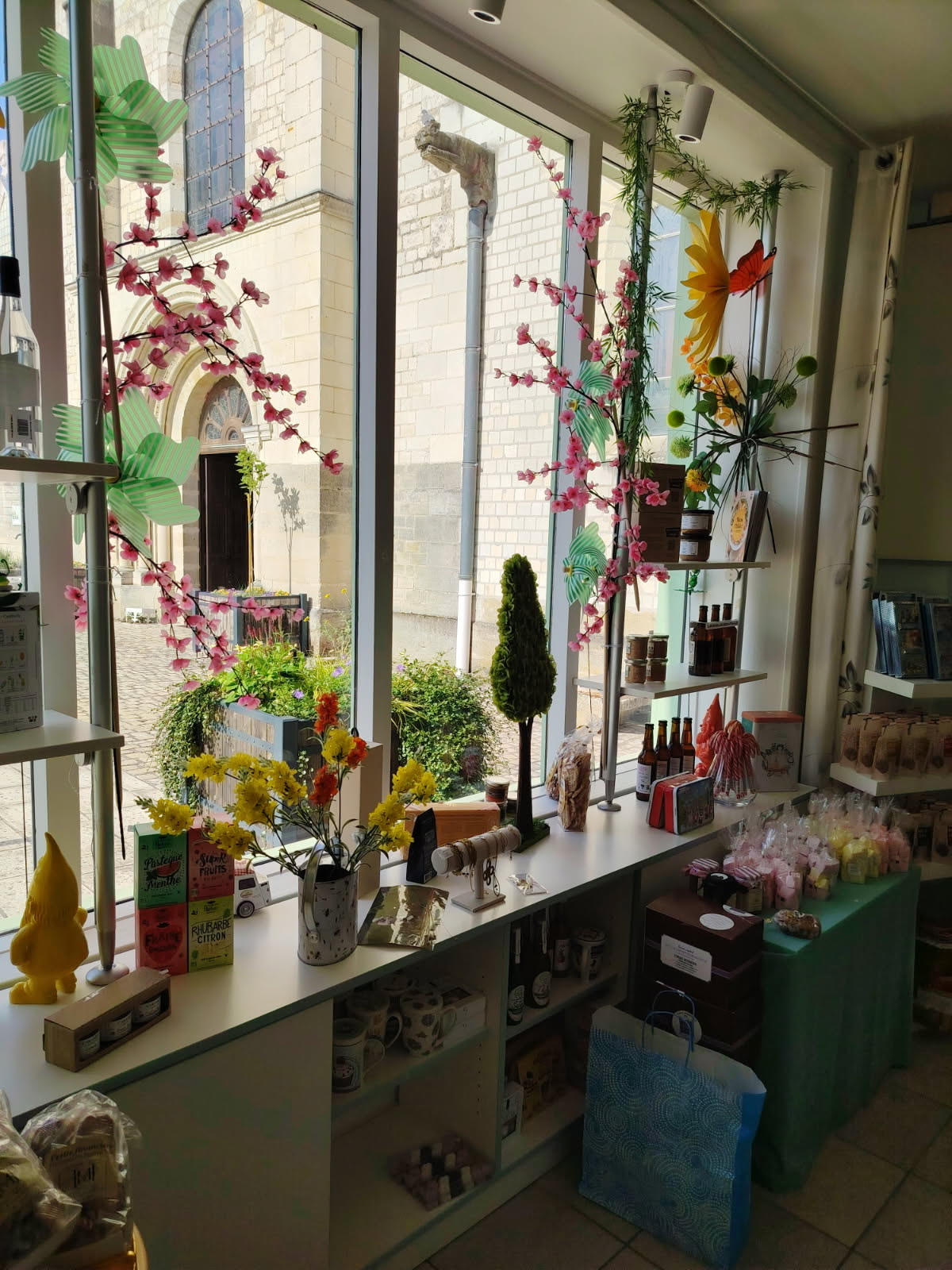 Vends fonds de commerce d'une épicerie fine située sur une place très agréable
prés de l'office de tourisme et de la Maison des Vins.
La région de Bourgueil est très agréable avec un vignoble "Bourgueil et St Nicolas de Bourgueil".
Epicerie très agréable et très apprécié par la clientèle .
L'aménagement intérieur a été entièrement aménagés par des artisans pros.
La clientèle se compose de personnes de la région et des alentours jusqu'à 30 kms
ainsi que des estivants.
Epicerie Fine de 28 M2 spécialisée dans les produits artisanaux et locaux ainsi
que les produits des régions de France.
Les murs appartiennent à la Mairie et le loyer est modéré
.Activité crée depuis 2018.
En vente pour départ à la retraite