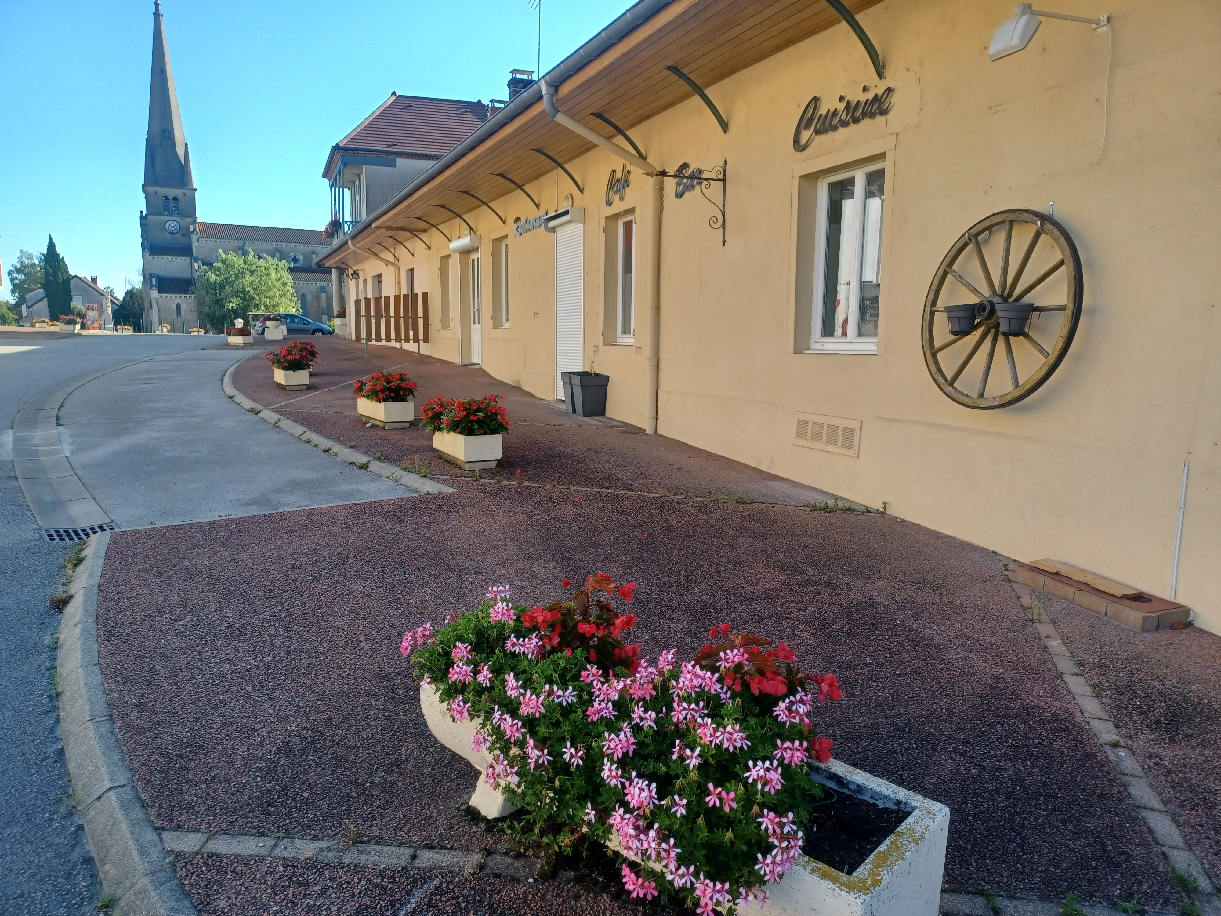 La commune de Savigny en Revermont est propriétaire du restaurant placé sur la place du bourg tout prés de la mairie, il y a des places de stationnement pour la clientèle. Notre commune a 1170 habitants, elle est située à 5 km de la sortie de l'autoroute A39,  à 14 km de Lons le Saunier, 16 km de Louhans. Cause santé, Le locataire vends tout l'équipement de cuisine, l'équipement des salles de restauration( la grande salle 70 couverts, la salle de bar 20 couverts), un logement à l'étage avec trois pièces, une salle de bain, WC.
Ce restaurant a été entièrement rénové, isolation, mise aux normes en 2014.
Le loyer mensuel actuel pour le local commercial est de  560 Euros TTC.
Le loyer actuel de l'appartement est de 150 Euros. 
Pour plus de renseignements s'adresser au locataire .
