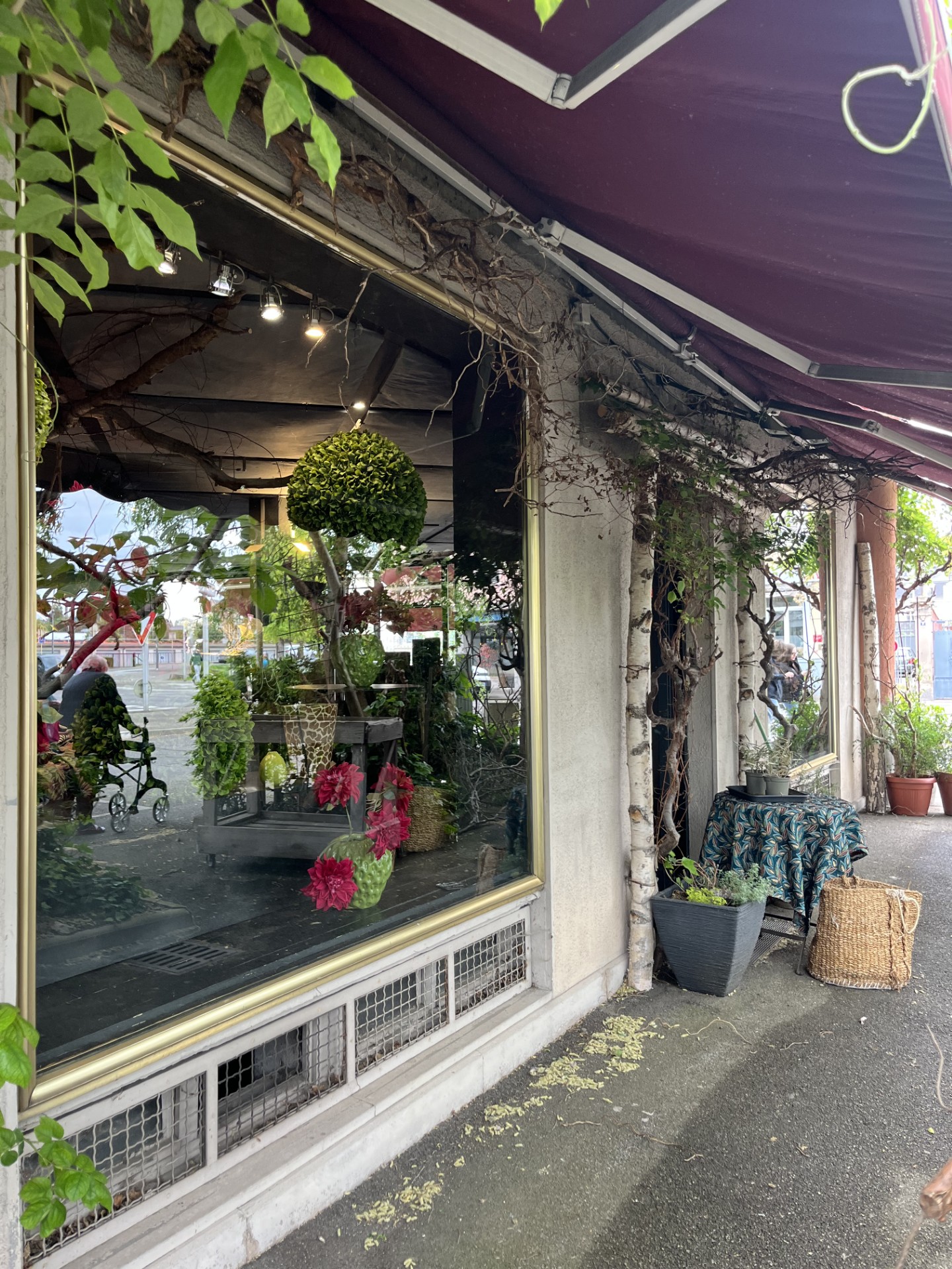 DROIT AU BAIL À CÉDER - COMMERCE EN ANGLE - CENTRE VILLE / GARE
85 m² (70 m² de vente) – Plain-pied
Actuellement occupé par un Fleuriste. 
•	4 Grandes Vitrines (Visibilité maximale)
•	Local Climatisé & accessible PMR & plafond REI (coupe-feu) & équipé d'une chambre froide (à remettre en fonction)
•	Stationnement minute au pied du commerce et grand parking payant à proximité
•	Cave saine
Bailleur social, loyer actuel 608€ (+100€ charges) fera l'objet d'une révision par le bailleur lors de la cession et la validation finale du dossier sera soumise à son agrément.
Idéal : Showroom, Agence, Atelier, Prêt-à-porter, Fleuriste, 
Décorateur mobilier, Profession libérale, Epicerie fine... 
(Sauf restauration et nuisances sonores interdit par le bailleur)
________________________________________
Disponibilité immédiate. Pour visiter merci de me contacter au 06 12 90 49 05 en journée avant 17h.