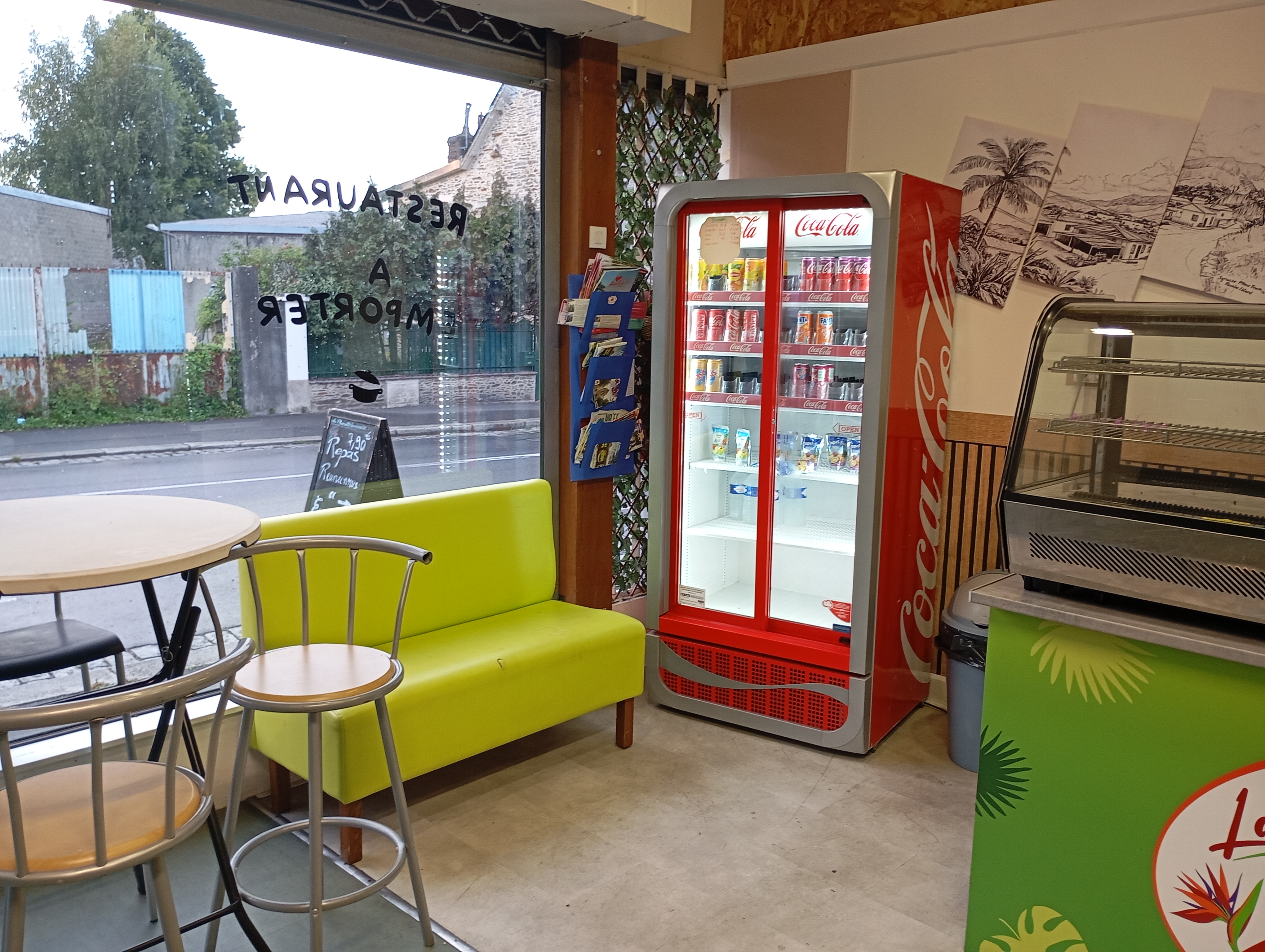 FONDS DE COMMERCE RESTAURANT 95m² – EMPLACEMENT N°1 – PETIT PRIX

36 000 € – NET VENDEUR – AFFAIRE À SAISIR

Quartier Sud – Proche hôpital et centre-ville
Route très passante : environ 8 000 véhicules / jour
Surface totale : 95 m² dont 68 m² salle
Loyer attractif : 850 € / mois
Restaurant réunionnais clé en main (vente à emporter + possibilité sur place).
Clientèle existante.
Bureau 
Toilettes point d'eau chauffe-eau.
Click & Collect + Uber Eats déjà en place.
Point relais colis (+~25 clients / jour).
Grande vitrine 6 mètres + panneau publicitaire 3m x 6m 
Très bonne visibilité 
60m2 de salle si besoin 
Place de parking en face du restaurant 
Parking à proximité ( 10 mètres)
Place handicapé 
Rampe pour fauteuil roulant.
Cuisine 28m2
Economat

✅ POINTS FORTS
Cuisine professionnelle entièrement équipée
4 feux neufs + grill
Chambre froide + cellule de refroidissement.
De vitrine bain-marie chaude plus vitrine bain-marie froide
Matériel de cuisine :
Marmite couteau louche cuillère...
Bac gastro, échelle, plan de travail étagère planche à découper...
Congélateur 1000L
Double hotte + VMC
Gaz de ville (installation neuve)
Électricité monophasée avec arrêt d’urgence
Quelques travaux à prévoir mais fonctionnelles dès à présent.
Idéal pour restaurateur, couple ou investisseur.
Vente cause organisation familiale (activité devenue trop grande à gérer seule).

📞 Contact direct