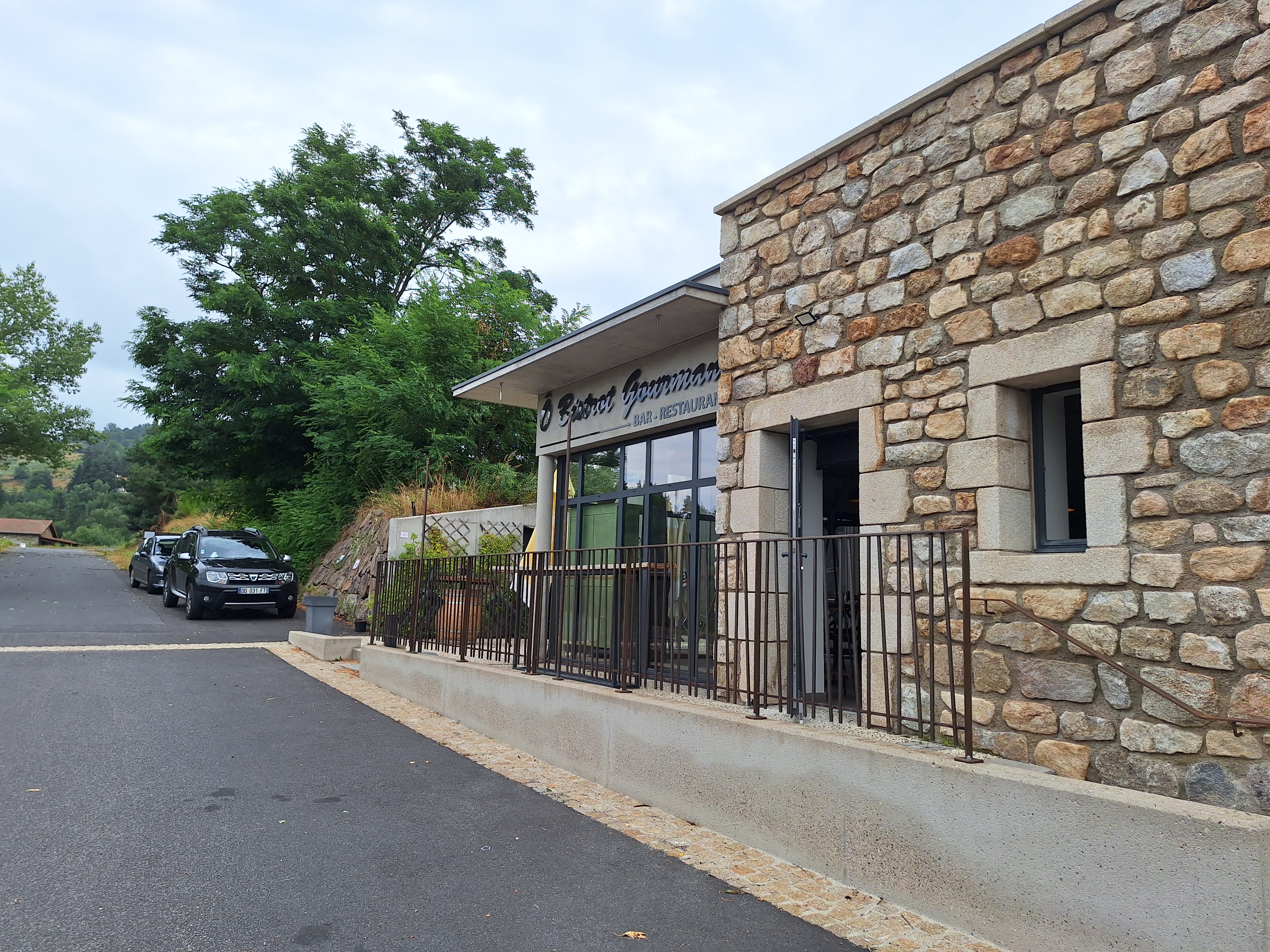 Situé sur un axe touristique entre le département de la Haute Loire et de L'Ardèche, ce restaurant positionné dans un village de caractère offre par sa capacité une salle de 26 couverts avec une terrasse de 15 couverts.
 
 Restauration traditionnelle et du terroir, la clientèle donne de très bon retour. L'état de cet établissement est en très bon état. 
 La cuisine pro est entièrement équipée. 
 
 Possibilité de loué un appartement proche du commerce pour un prix de 200EUR par mois Une visite est souhaitée pour ce donner une idée de fonctionnement pour l'exploitation de cet établissement.