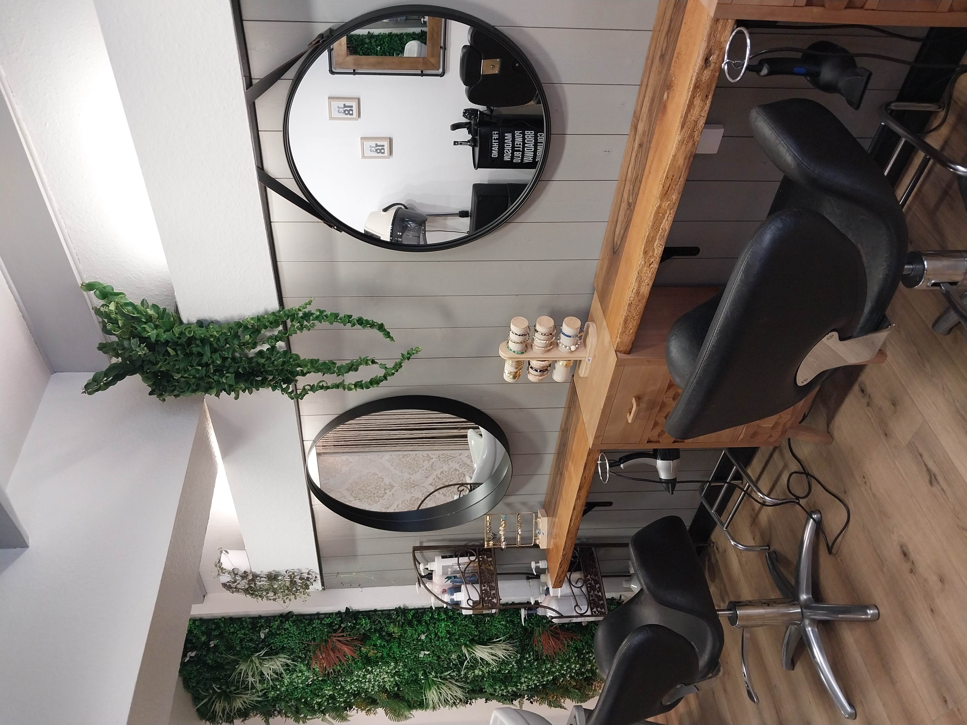 Situé au cœur du centre historique de Bretenoux, charmante commune commerçante et dynamique de la vallée de la Dordogne lotoise, ce salon de coiffure mixte offre une belle opportunité professionnelle.

Entièrement rénové en août 2023, l’établissement présente un cadre moderne et élégant. Il est équipé de 4 postes de coiffage et de 2 bacs à shampooing, dans un espace optimisé et agréable.

Le local bénéficie d’un emplacement stratégique sur un axe très fréquenté, offrant une excellente visibilité. Il est également pratique grâce à des possibilités de stationnement juste devant et à proximité.

Le salon jouit d’une excellente réputation et d’une clientèle locale fidèle. Une employée expérimentée, présente depuis plus de 12 ans, garantit une continuité et une stabilité précieuses. La saison estivale voit également affluer une clientèle touristique, portée par l’attrait du territoire.

Une affaire idéale pour un(e) professionnel(le) souhaitant lancer ou développer son activité dans un environnement accueillant et porteur.

Surface : salon de 40m² + réserve
Loyer : 450 Euros
Prix de vente du fond de commerce : 40 000 €