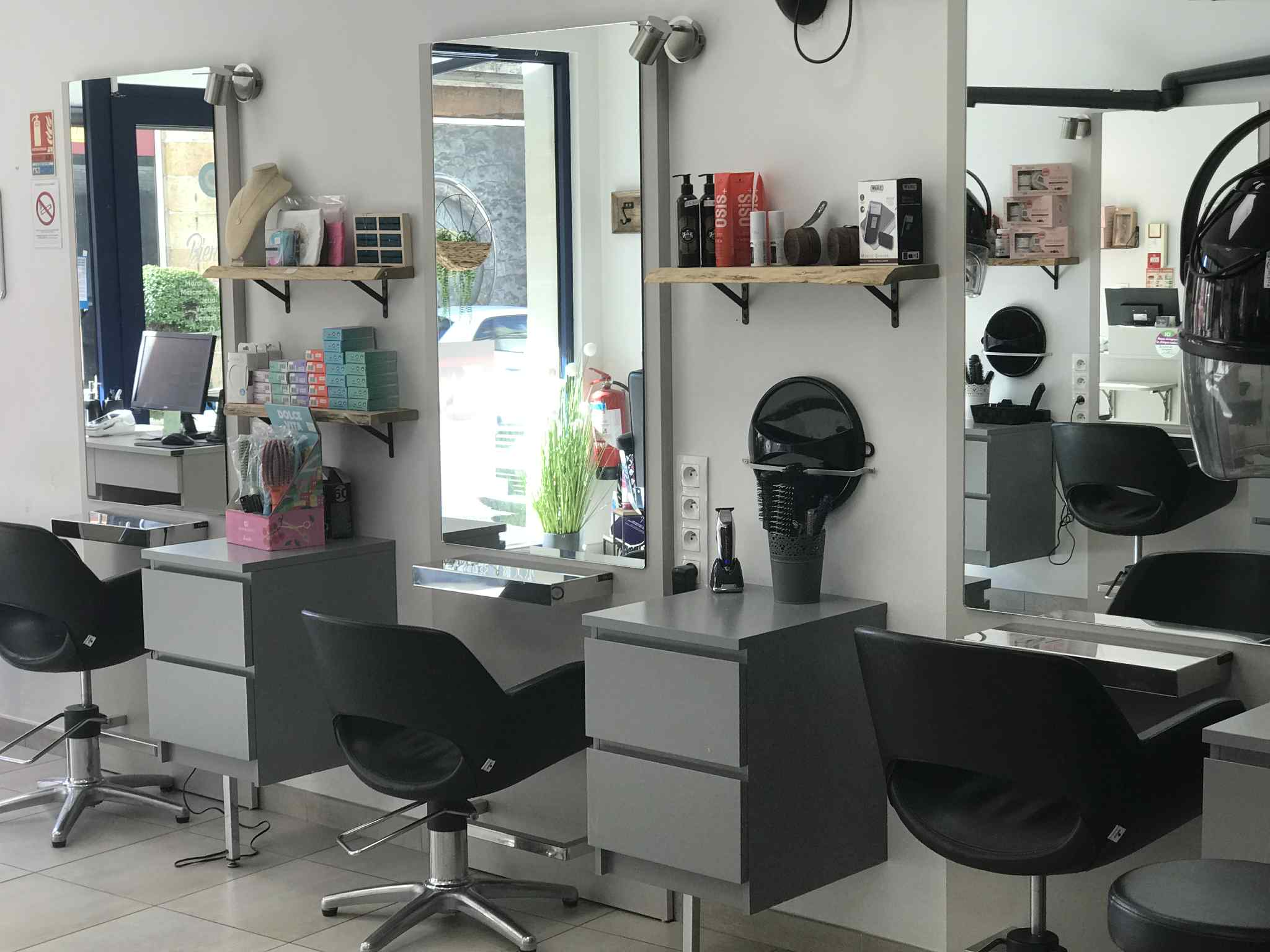 A vendre super salon de coiffure..
En plein centre ville d’une commune à taille humaine mais en pleine expansion..12000 habitants avec le regroupement des communes et 400 logements en constructions.
6 postes de coiffages.
Coloration classique et naturelle.
Equipe en place qui n attends que vous..
Parking à proximité.
Norme pmr ok.
2 collèges à proximité 
1 pôle santé avec l’arrivée prochainement d’un irm 
1 pôle d’orthodontie..