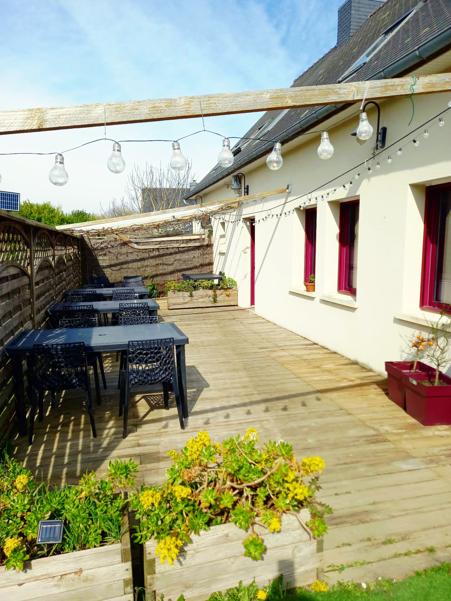 Découvrez une opportunité rare avec ce restaurant/pizzeria situé dans le centre-bourg de Trégastel, un joyau de la Côte de Granit Rose. 

Bénéficiant d’un emplacement central et facilement accessible, il attire à la fois une clientèle locale fidèle et les nombreux visiteurs séduits par la beauté de la région.

Une localisation idéale et connectée :

- Proximité touristique : À deux pas des plages et des sites emblématiques de Trégastel, attirant des touristes tout au long de l’année.
- Facilité d’accès pour les villes voisines :
> Lannion : à seulement 15 minutes en voiture, offrant une clientèle d’entreprises et d’habitants actifs.
> Perros-Guirec et Trébeurden : accessibles en moins de 10 minutes, pour un flux constant de visiteurs le midi et le soir.
> Une position centrale : Parfaite pour capturer une clientèle variée, des locaux aux vacanciers en passant par les professionnels en déplacement.

Un lieu conçu pour s’adapter à vos projets :

- Capacité actuelle : 42 couverts en salle et une terrasse accueillant 24 clients, idéale pour les beaux jours.
- Un studio à l’étage :
> Exploitable en location (saisonnière ou annuelle) pour un revenu supplémentaire.
> Ou transformable en salle supplémentaire, ajoutant environ 20 couverts pour répondre à une demande accrue.

Prêt à l’exploitation immédiate :

- Matériel et mobilier : En excellent état, sans besoin d’investissement supplémentaire (four Moretti Neapolis).
- Locaux aux normes : Accessibilité PMR et conformité DSV + parking.
- Bâtiment récent : Construction des années 2000, aucun travaux à prévoir.

Un cadre de vie et de travail unique :

Trégastel, c’est le charme de la Côte de Granit Rose, avec ses paysages uniques, son attractivité touristique et une qualité de vie exceptionnelle.

Une opportunité d’allier un projet professionnel florissant et un environnement de rêve.

Informations financières :
Prix des murs : 300 000 € (FAI).
Prix du fonds de commerce : 50 000 € (FAI).

Ce restaurant offre une combinaison idéale entre emplacement stratégique, flexibilité d’aménagement et facilité d’accès. Ne laissez pas passer cette opportunité : contactez-nous pour plus d’informations ou pour organiser une visite.

Faites de Trégastel le point de départ de votre réussite !