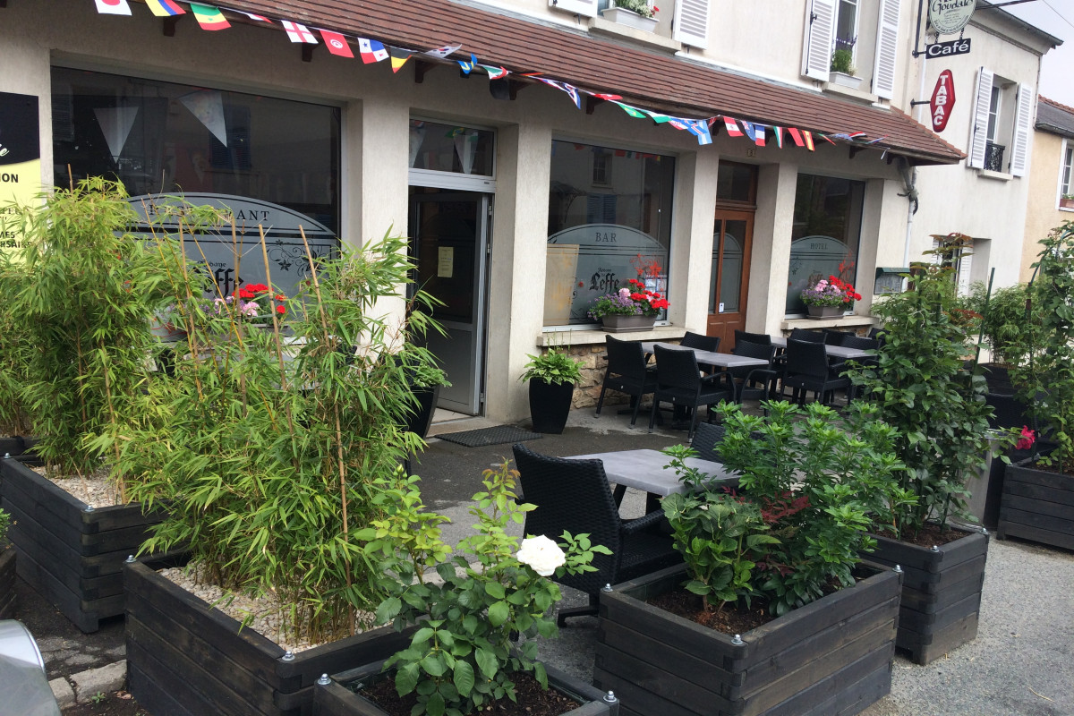 restaurant 76 places plus salle de reception de 120 pl , bar tabac , et 5 chambres (chambres meublees pour touristes) appartement de fonction de 90 metres . le tout sur 470 metres carre .seul commerce dans petit village ,situe a egal distance de chateau thierry ,reims,et soissons environ 30 minutes beaucoup de potentiel .petite precision ,le prix comprend ,achat des murs ainsi que le fond de commerce tout equipe .plusieurs formules possible