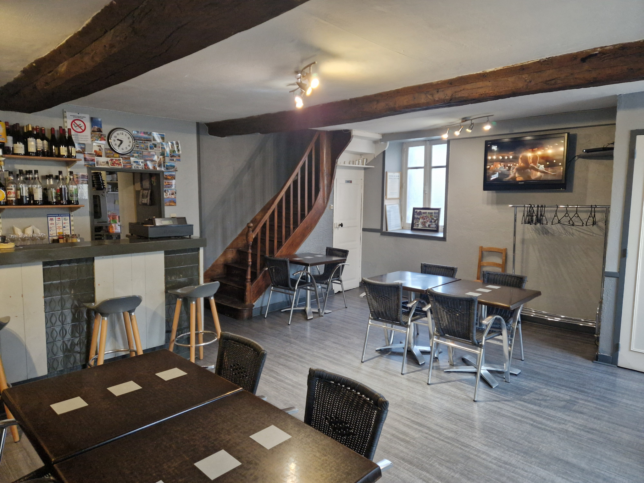 Dans une agréable commune de l'Ouest de l'Orne, vends fonds bar restaurant pizzas à emporter.
Belle salle de restaurant de 46 couverts + salle de bar + terrasse de 15 places.
L'établissement est ouvert en bar du Lundi au Samedi, restaurant ouvrier 5 midis par semaine et vente de pizzas à emporter 2 soirs par semaine.
Fermeture le dimanche et au moins 6 semaines par an pour congés.
EBER de 52 000 euros net pour un couple, après déduction des cotisations sociales personnelles.
Loyer mensuel de 616 euros.
Prix net vendeur de 85 000 euros + 7 % TTC (5,83 % HT) d'honoraires agence à la charge de l'acquéreur.
Les informations sur les risques auxquels ce bien est exposé sont disponibles sur le site Géorisques : georisques.gouv.fr.
Contact : Agence MOHAN TRANSACTIONS - RCS RENNES 810 806 661 - Carte professionnelle CPI 2201 2018 000 030 018 - Tel : 07 86 64 18 04 - Mail : mohantransactions@yahoo.com