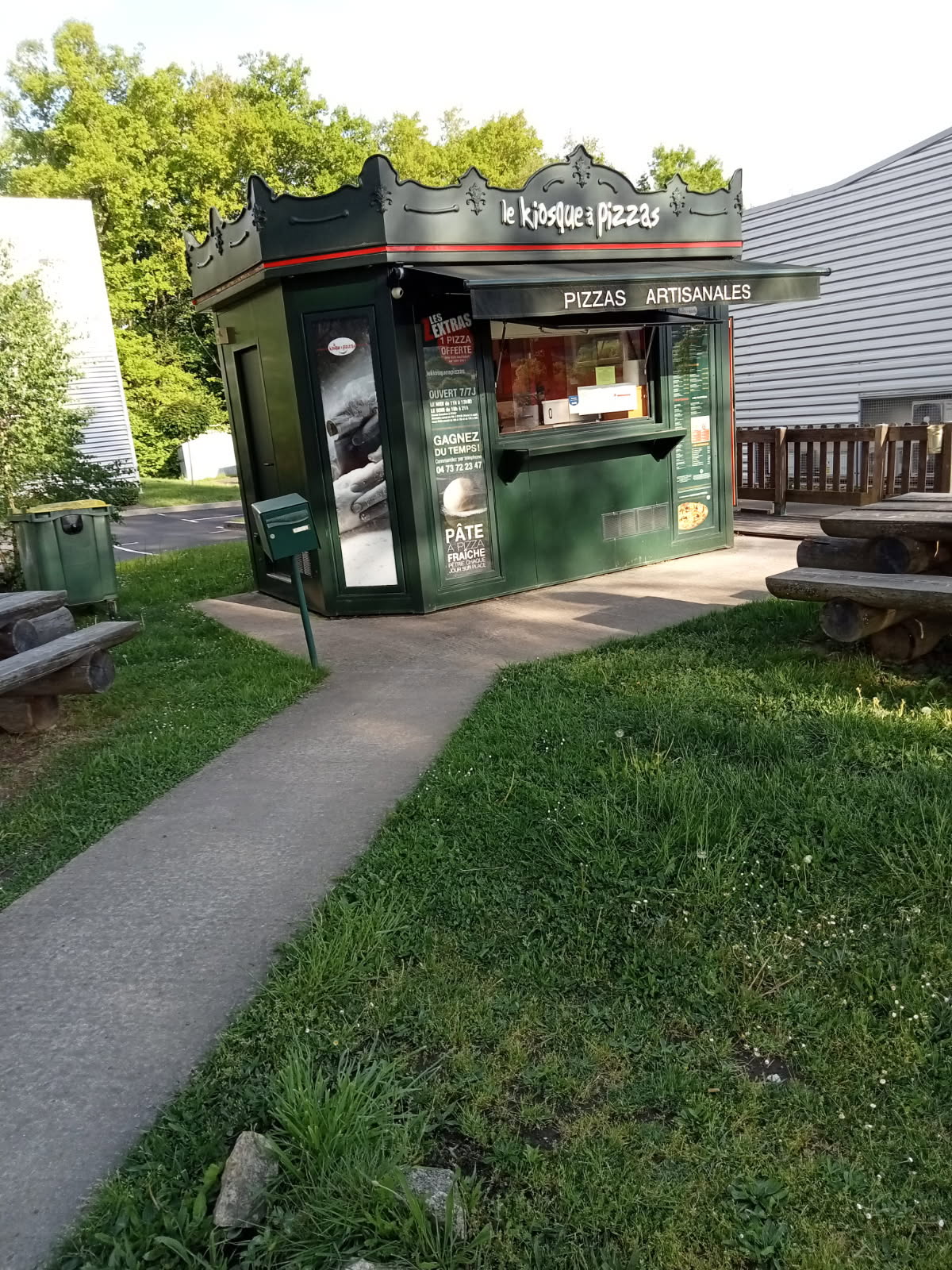 BONJOUR, bonjour,

POUR CHANGER DE VIE ET GAGNER DES SOUS EN FAMILLE. 
Jolie kiosque à pizza à reprendre,  pour couple, frère et sœur, mère/fils/ fille , père /fils/fille. 500€ de loyer seulement, et un chiffre d affaire près des 200 000€ par mois. 98k€ à débattre pour fournir le savoir faire des pizzas artisanales et un grand nombre de clients, mais aussi l'emplacement juste à côté de la sortie de la rocade. Je vous invite à aller voir les photos du village, c'est divin. Le kiosque est ouvert de 11h à 13h et de 18h à 21h30 du lundi au samedi. Après, à vous de fixer vos horaires. TOUT EST A DEBATTRE, alors n'hésitez pas à nous joindre, l'argent est important de nos jours et se lancer à son compte encore plus...
A la clé de bons revenus tous les mois garantis.
Contactez nous, c est avec plaisir que nous vous répondrons hors horaire de travail. Belle journée à vous.