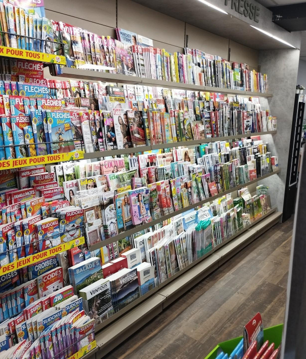 magasin (le seul tabac/presse...) dans village de 1.200 habitants, au pied du Ventoux, route passante, touristique ; surface de 54 m2 + réserve, refait entièrement à neuf, sécurisé, climatisation réversible. Vente cause retraite.