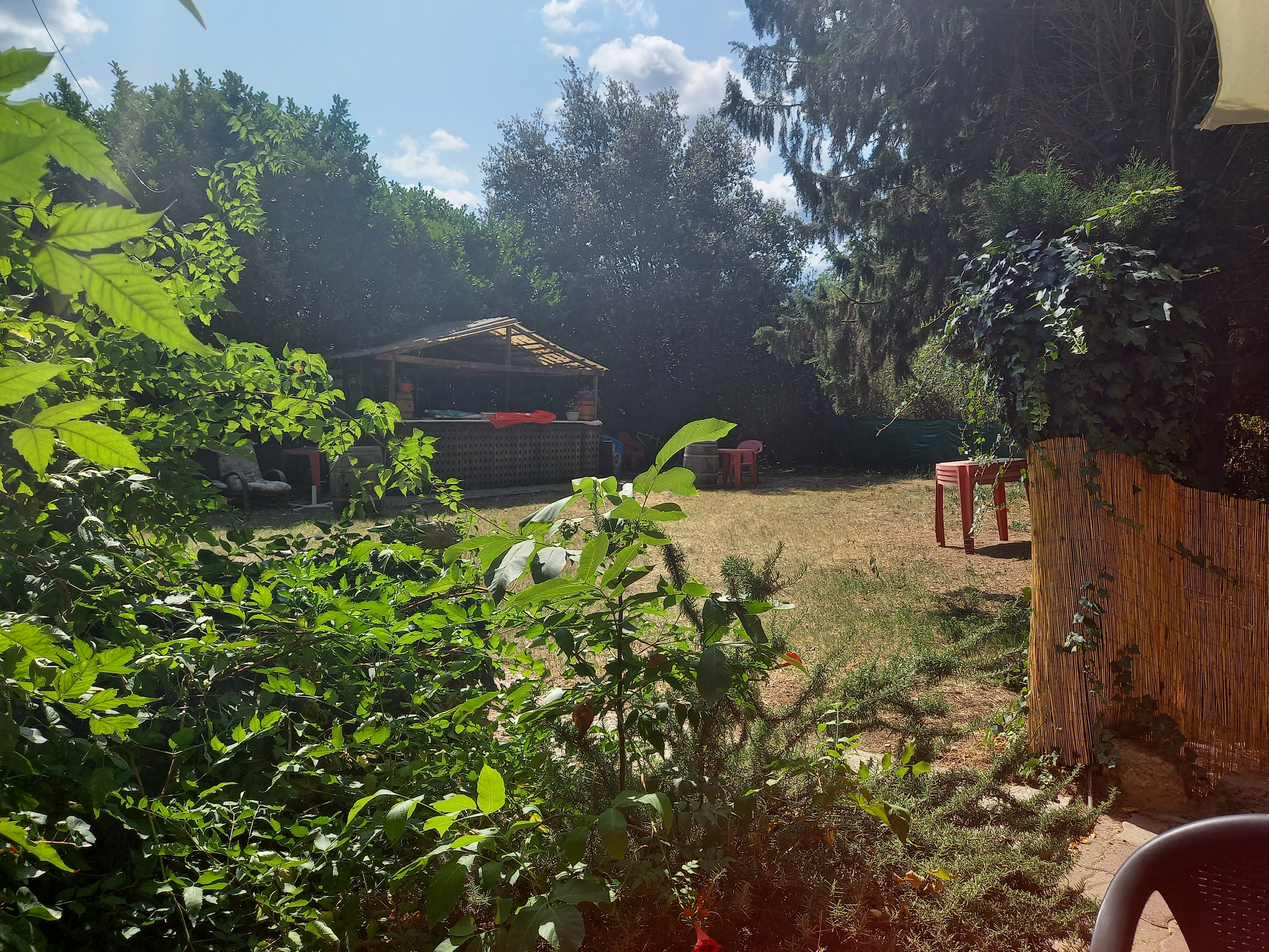 Bel établissement avec beaucoup de charme
2 salles de restaurant de 40 et 60 couverts 
Benne terrasse ombragée d'environ  70 couverts
Un jardin bar à rapas
Hotel  4 studios loués à l'année 
7 chambres
1 appartement privatif
Loyer 1500€
Affaire crée en 1978 
J'ai achete en 1999 
Affaire saine à développer car cause santé et retraite ouvert seulement le midi