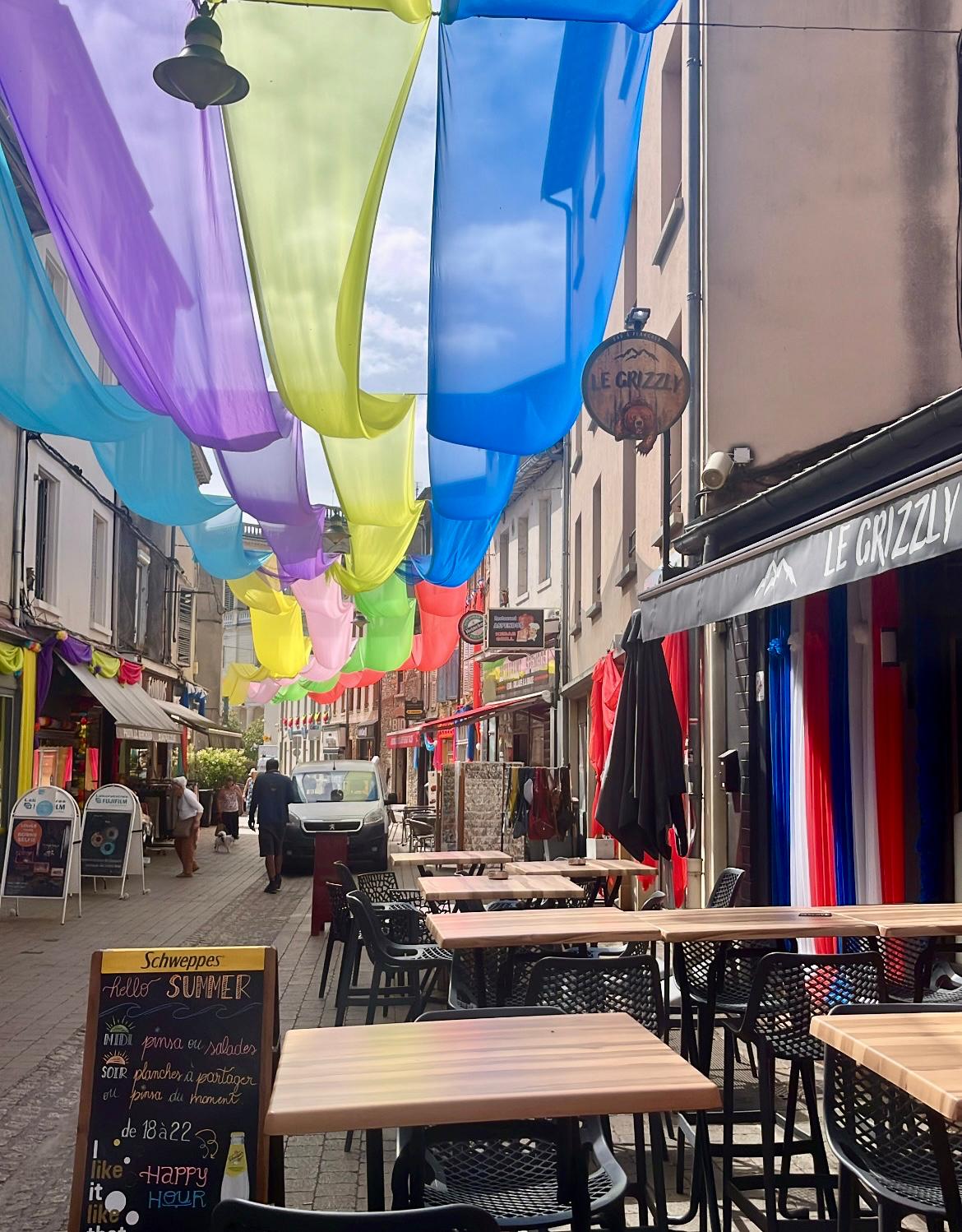 À vendre fonds de commerce de bar-restaurant situé en plein centre de Tarare, dans une rue piétonne dynamique et commerçante.

Établissement historique du centre-ville, bénéficiant d’une forte notoriété locale, exploité sans interruption depuis près de 40 ans.

L’ensemble de l’établissement a été entièrement rénové il y a 3 ans lors de la reprise.

🔹 Entreprise à taille humaine :
Exploitation actuelle tenue par un couple, idéale pour un couple ou un binôme souhaitant gérer un établissement sans équipe lourde.

🔹 Surface commerciale :
– 65 m² en rez-de-chaussée
– 30 places assises à l’intérieur
– 20 places assises environ en terrasse

🔹 Licence IV

🔹 Salle / espace clientèle :
Salle équipée d’une grande télévision, de deux enceintes connectées, d’un jeu de lumière et d’un mobilier de qualité récent (3 ans), permettant une exploitation polyvalente (bar, restauration, événements, soirées à thème).

🔹 Cuisine entièrement équipée :
Plan de travail inox, hotte professionnelle, four professionnel, friteuse, saladette, chambre froide, espace plonge avec lave-vaisselle professionnel.

🔹 Espace bar :
Matériel entretenu, compresseurs des frigos du bar changés récemment,
lave-verres professionnel et machine à glaçons professionnelle.

🔹 Logement inclus dans le bail :
Appartement de fonction de 61 m² à l’étage, comprenant 2 chambres.
Remise privative d’environ 10 m² pour le stockage, accessible par une cour commune.

🔹 Loyer attractif : 680 € / mois (commerce + logement)

L’établissement fonctionne actuellement en bar-restaurant avec une carte volontairement maîtrisée, adaptée à son concept montagnard.
Fort potentiel de développement selon le projet du repreneur.

Tarare se situe à environ 35 minutes de Lyon, avec un accès à l’autoroute A89 à moins de 5 minutes, offrant une excellente accessibilité.

Vente pour nouveau projet personnel et professionnel.

💼 Affaire clé en main.

📊 Chiffre d’affaires communiqué après premier échange sérieux.