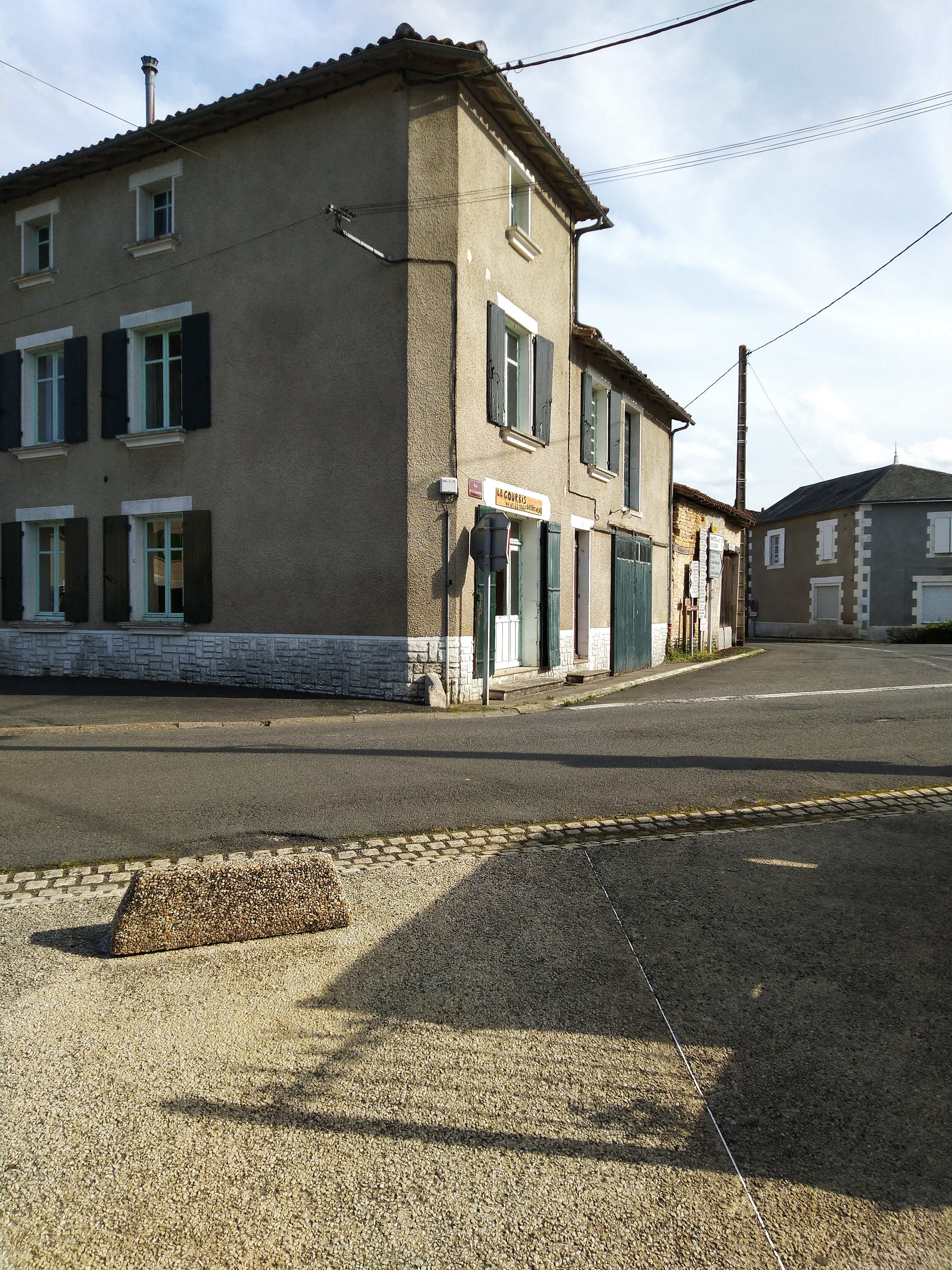 Local commercial et un appartement à rénover entièrement dans un petit village . Une boulangerie,un bar pizzeria,une agence postale .Ce local est parfaitement situé pour une épicerie tabac où bien une brocante ......
C'était mes projets mais j'approche de la retraite.....
.