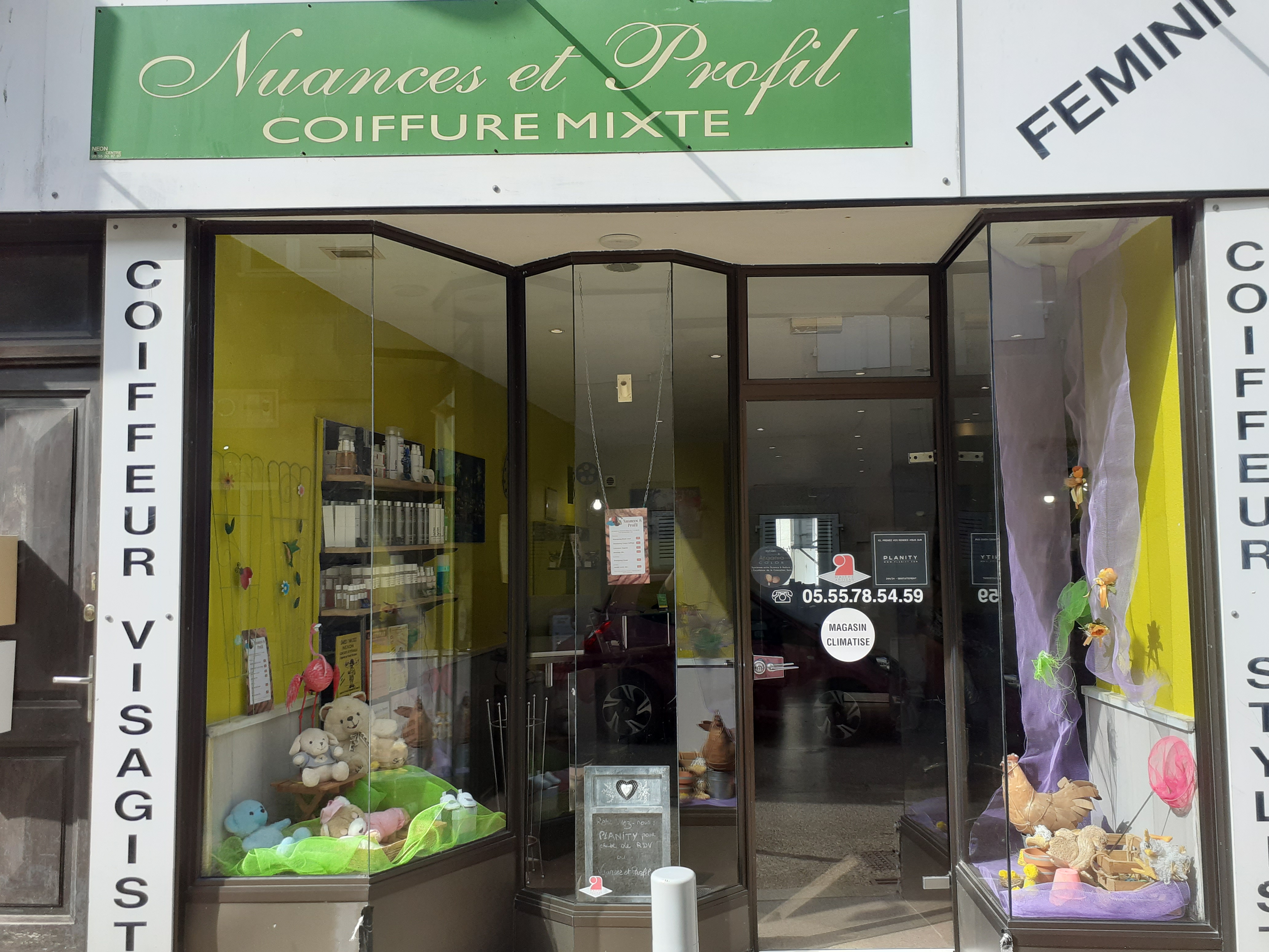 Sud-Ouest Haute-Vienne, cause retraite, vend salon de coiffure , implanté centre bourg, proximité autres commerces, avec stationnement aménagé. Entreprise exploitée en couple, pas de salarié à reprendre. Fournisseurs locaux. Local bon état, 60 m2 , avec bail commercial , loyer 303 € par mois. CA HT 2025 : 65 700 €. Prix 17 000€ à débattre.