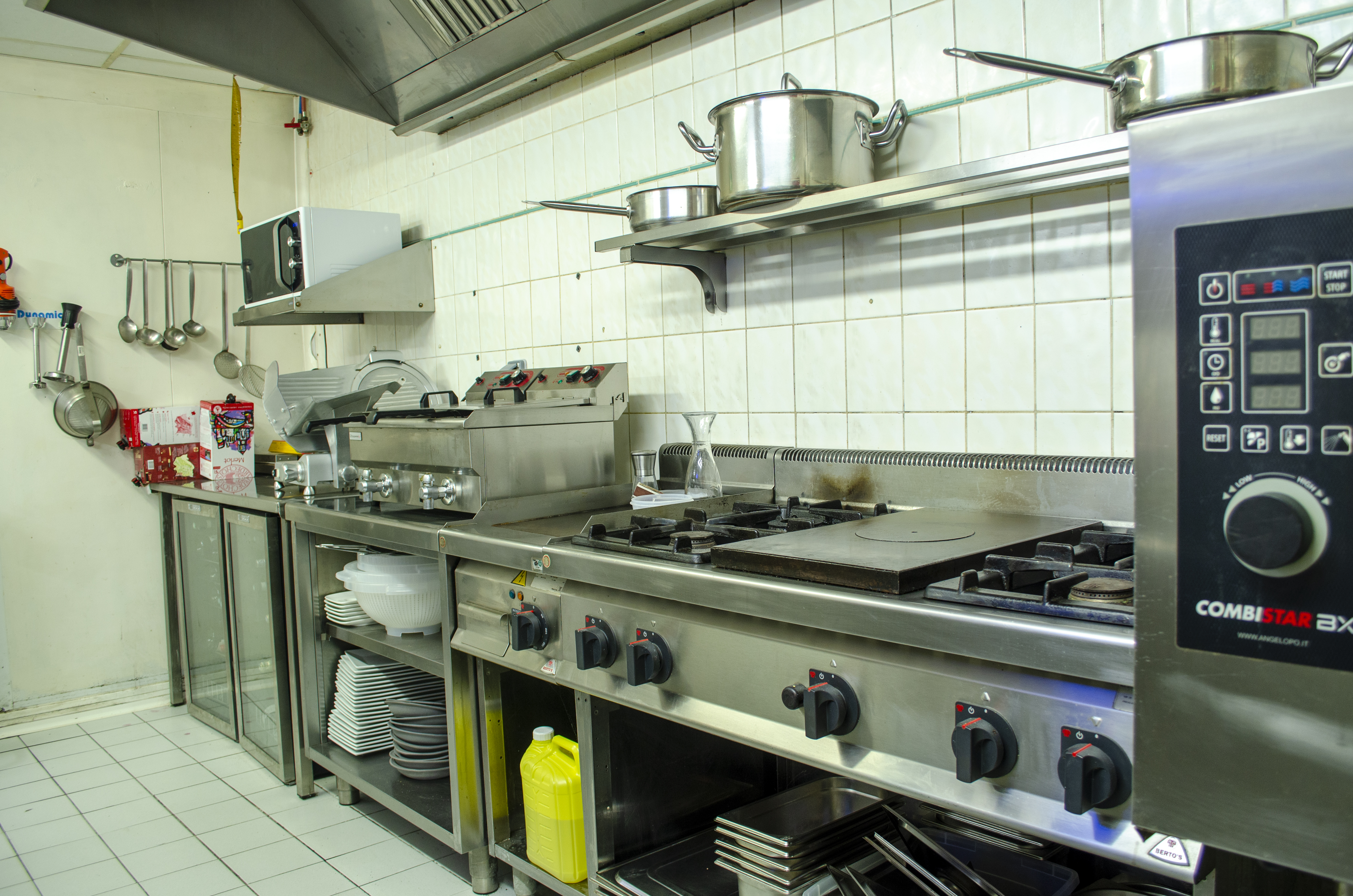 Prêt à transformer votre passion en succès ?
Un potentiel unique vous attend ici !
Située dans le magnifique cadre du Nord Ardèche, cette pizzéria-burger, actuellement ouverte uniquement les soirs du jeudi au dimanche (et du mercredi au dimanche en période estivale), offre un fort potentiel de développement. Ces horaires réduits sont dus à des raisons personnelles (séparation et garde d’un enfant), ce qui signifie qu’en augmentant les jours et plages horaires d’ouverture, les perspectives de croissance sont énormes !

Pourquoi faire le grand saut ?
• Un local spacieux, moderne et entièrement équipé aux normes
• Deux salles de restauration intérieures : une de 20 places et une autre de 45 places à l'étage (avec monte-plat)
• Deux terrasses extérieures : l'une de 15 places et l'autre côté pub avec environ 40 places
• Licence 4 incluse, offrant encore plus de potentiel pour attirer une clientèle variée
• Emplacement stratégique dans une région dynamique, attirant à la fois les locaux et les touristes
• Clientèle fidèle déjà en place et prête à être élargie
• Affaire saine avec un fort potentiel de développement
• Possibilité de développer la cuisine traditionnelle et les repas ouvriers

Le chiffre d'affaires de cette pizzéria est d'environ 100 000 € HT d'octobre 2023 à septembre 2024, avec des marges de progression significatives !
Le commerce est vendu pour des raisons personnelles liées à la séparation et à la garde d’un enfant.
Un chiffre d’affaires déjà solide, des horaires restreints : imaginez ce que vous pourriez réaliser en l’ouvrant à plein régime !
Formation possible.
Contactez-moi dès maintenant pour plus d’informations !