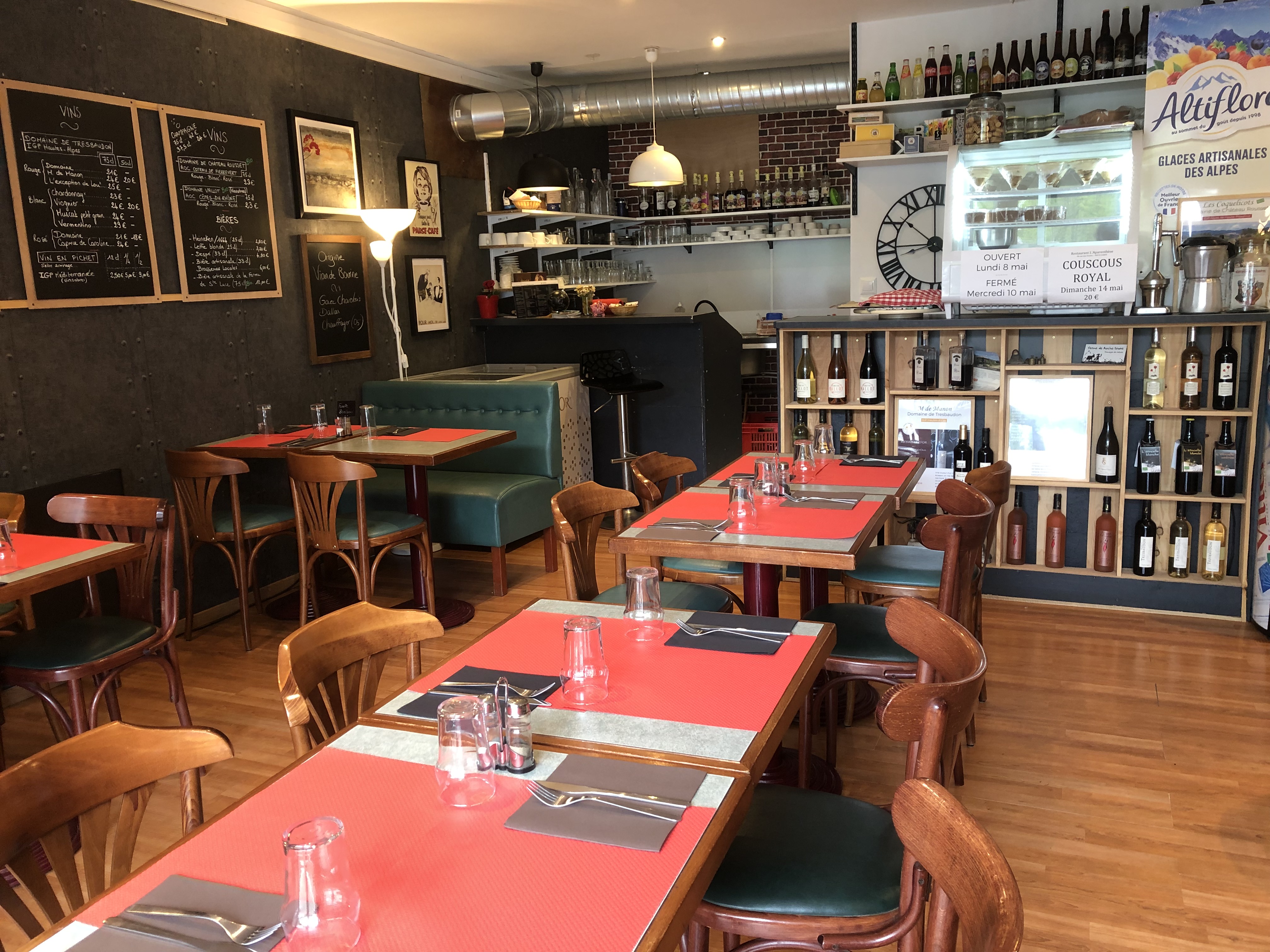 🍽 VOUS AVEZ UN PROJET DE RESTAURATION TRADITIONNELLE, DE SNACK, PIZZA, OU AUTRE CHOSE ENCORE ? C'est le moment de vous décider : bientôt il sera trop tard pour commencer la saison ! Oui, bien sûr, ce restaurant fonctionne actuellement toute l'année, mais quoi de mieux que de commencer à la belle saison, lorsque les touristes de montagne, les campeurs du Lac du Sautet, les amateurs de voile, les amoureux de Via Ferrata et les visiteurs de ND-de-la-Salette sont là ? 

Marre de la ville, de la pollution, des transports ? Venez vivre au rythme de la montagne, dans un joli cadre à dimension humaine.  PRIX PLUS QUE RAISONNABLE POUR CE FONDS DE COMMERCE qui marche bien (même notre comptable nous dit que notre prix de vente est très bas), mais nous, ce que l'on veut, c'est que ce lieu continue de vivre après notre départ en retraite. Alors n'hésitez plus !

LOCALISATION
Le restaurant est situé dans un village sur la route Napoléon (très fréquentée) entre Gap et Grenoble, à la limite de l'Isère et des Hautes-Alpes (d'où l'annonce dans les deux départements), au pied des Écrins, à 3km du lac du Sautet, 14km de la Salette (2e lieu de pèlerinage en France), proche du Valgaudemar, du Champsaur et des stations de ski du Dévoluy ou d'Orcière-Merlette.
Corps est un village toutes commodités : commerces, école, maison médicale, pharmacie, agence postale, cinéma itinérant, nombreuses associations.

LE RESTAURANT
- Une salle pouvant accueillir 24 convives (32 m²), avec une petite terrasse pouvant recevoir 4 couverts supplémentaires.
- Une cuisine équipée et d'un coin bar (14 m2). Elle permet aujourd'hui de servir 24 couverts en salle (cuisine traditionnelle) et 40 à 50 plats si c'est à emporter. Bien davantage si vous faites une restauration de type snack ou pizza.
-  Un cabinet de toilettes avec lave-mains et WC indépendant (4 m²).
- Une réserve aménagée en sous-sol (30 m²), accessible depuis le restaurant par un escalier, et possédant une entrée spécifique donnant sur la rue pour les livraisons. 

CLIENTÈLE
Répartie également entre clientèle de passage et clientèle locale.

LA VENTE DU FONDS DE COMMERCE COMPREND :
- Le droit au bail 3/6/9 qui court jusque fin septembre 2030.
- La licence III.
- La clientèle et son carnet d’adresses (1400 contacts en 2025).
- Le matériel de cuisine et le mobilier.
- Le site Internet, la plateforme de réservation en ligne, la page FB.
- Son enseigne.
- Pas de salarié à reprendre.

CHIFFRES : ÇA MARCHE !
- CA : 163 000 € en 2023, établissement fermé en 2024, 106 500 € en 2025 car reprise avec petit rythme dû à nos grands âges 😉
- Loyer : 794 € / mois
- Taxe foncière annuelle : 547 €

DÉVELOPPEMENTS POSSIBLES
Nous avons exploité ce restaurant avec la capacité de nos âges (57 et 66 ans) c'est à dire à notre petit rythme. L’activité peut évoluer vers une extension des horaires d’ouverture ou vers un autre type d’offres :
- Développement des plages horaires (ouverture tous les midis, ouverture midi et soir en période estivale.)
- Développement de la vente à emporter qui aujourd’hui ne constitue qu’une toute petite part ou d’une restauration rapide avec des produits de qualité (sandwichs, salades, pizzas...).
- Développement de la limonaderie ou salon de thé ou petits déjeuners.
- Développement d’un dépôt de pain ? (Le village n’a plus de boulangerie depuis septembre 2025).
- Étudier la possibilité de monter une terrasse provisoire de l’autre côté de la route pour la période estivale (voir avec la mairie, on nous l'avait proposé l'an passé).

Y A PLUS QU'À !
Immédiatement opérationnel ! Ouvrez demain et le restaurant se remplit ! C'est à vous maintenant !

Florence et Jean-Marie.