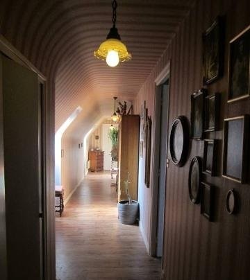 Murs auberge en arrêt depuis 4 ans( cause invalidité) vendue en l'état avec tout le matériel pour travailler. Meubles -linges de maison -coutellerie- verrerie- cuisine pro-de 21m2 - (matériel Capic) chambre froide- Grand terrain de 12500m2 garage 2 places- parking de stationnement- 3 salles- 1 office- 1 laverie- 1 sous sol (salle de réunion-1 cave 
pas de licence 4 - 
appartement au dessus du local commercial comprenant:  1 grande salle de vie -1 cuisine-4 chambres 2 salles de bain avec WC séparé
1 grande maison mitoyenne GRATUIT à refaire entièrement de 158m2 avec 8 chambres (ancien hôtel) 
Dans l'ensemble Pal mal de travaux de remise au propre à prévoir, nettoyage et refonte du jardin., chauffage de l'appartement, poêle à granules à revoir mais l'ensemble est sain et la toitures en ardoises avec crochets inox
Belle opportunité pour le prix